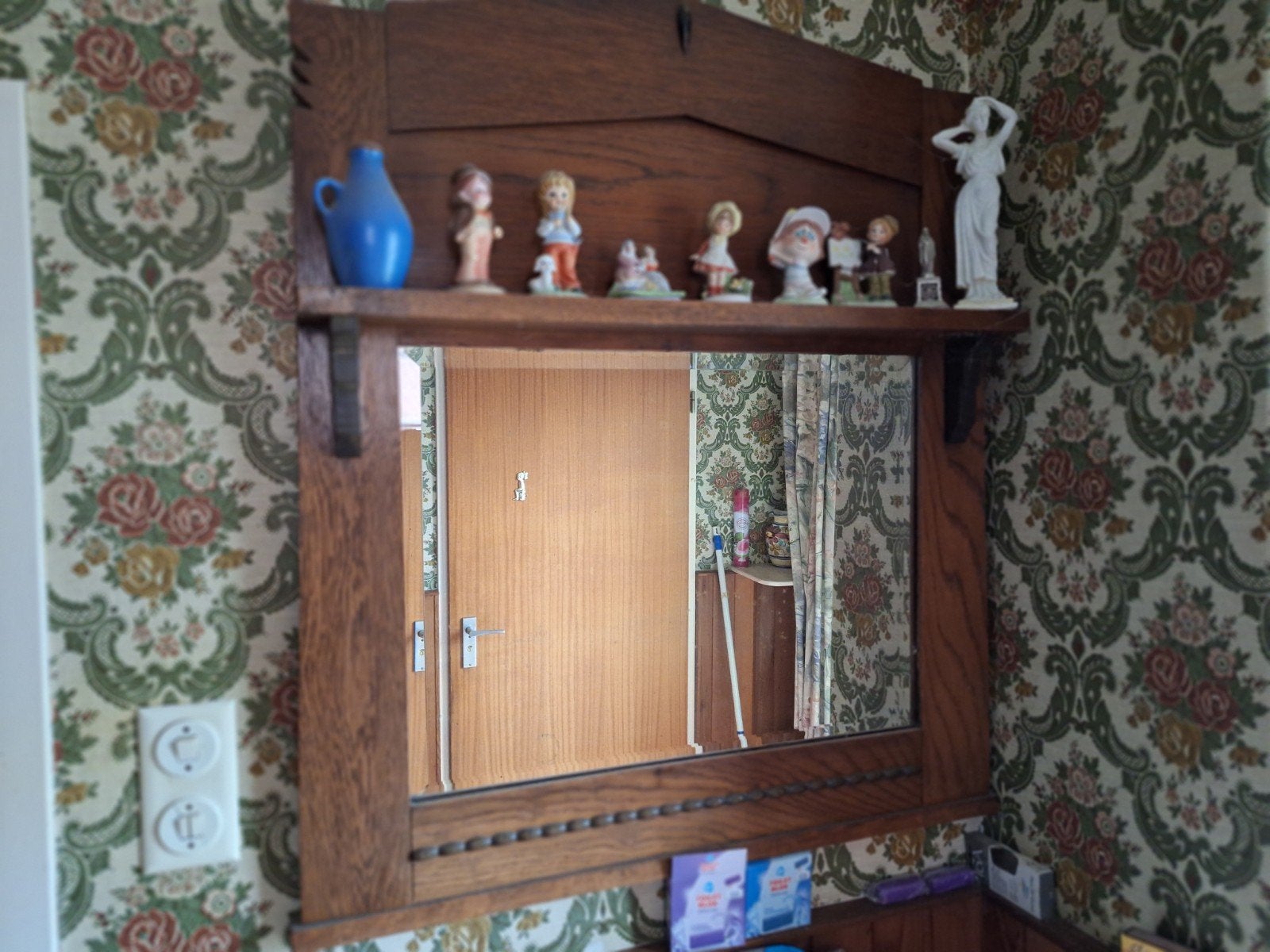 Antieke houten spiegel met sierlijke lijst en plankje, Antiek en Kunst, Ophalen, Rechthoekig, 50 tot 100 cm, 100 tot 150 cm