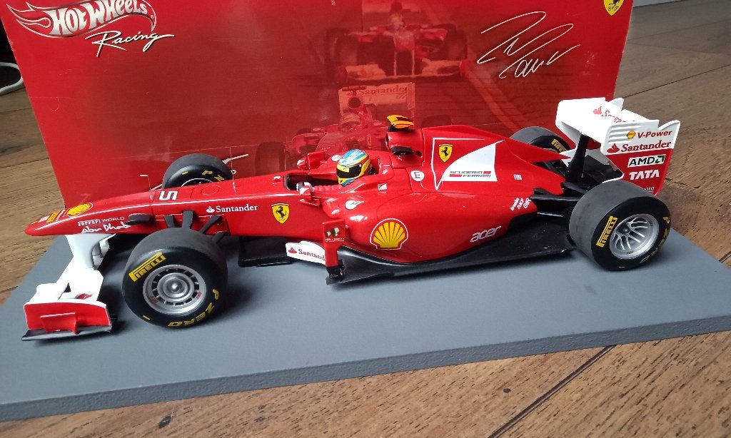 Hot Wheels Ferrari 150 F. Alonso 2011 F1 1/18, Ophalen of Verzenden, Zo goed als nieuw, Auto, Hot Wheels