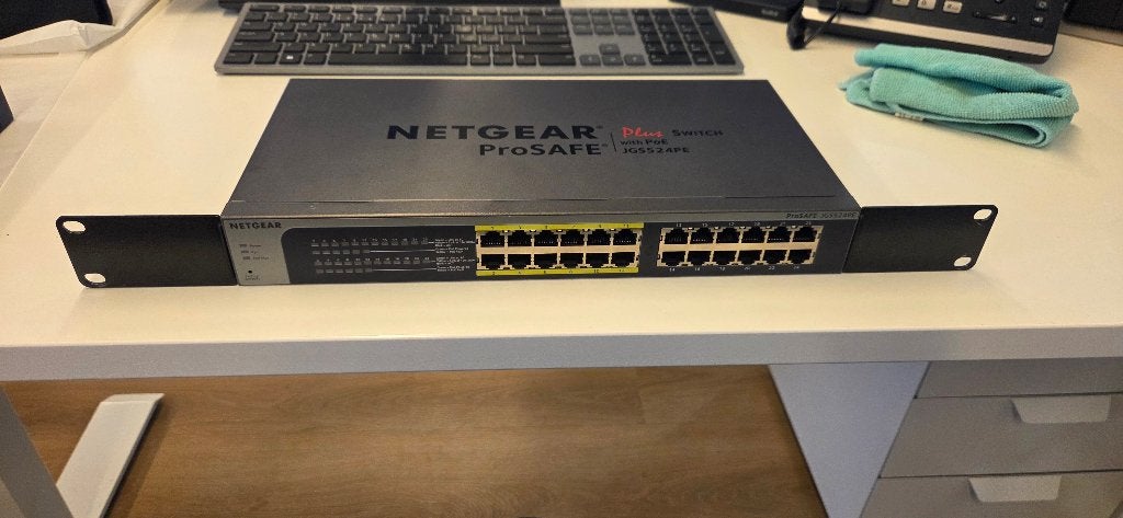 Netgear ProSAFE JGS524PE 24-poorts gigabit Plus switch, Ophalen of Verzenden, Gebruikt