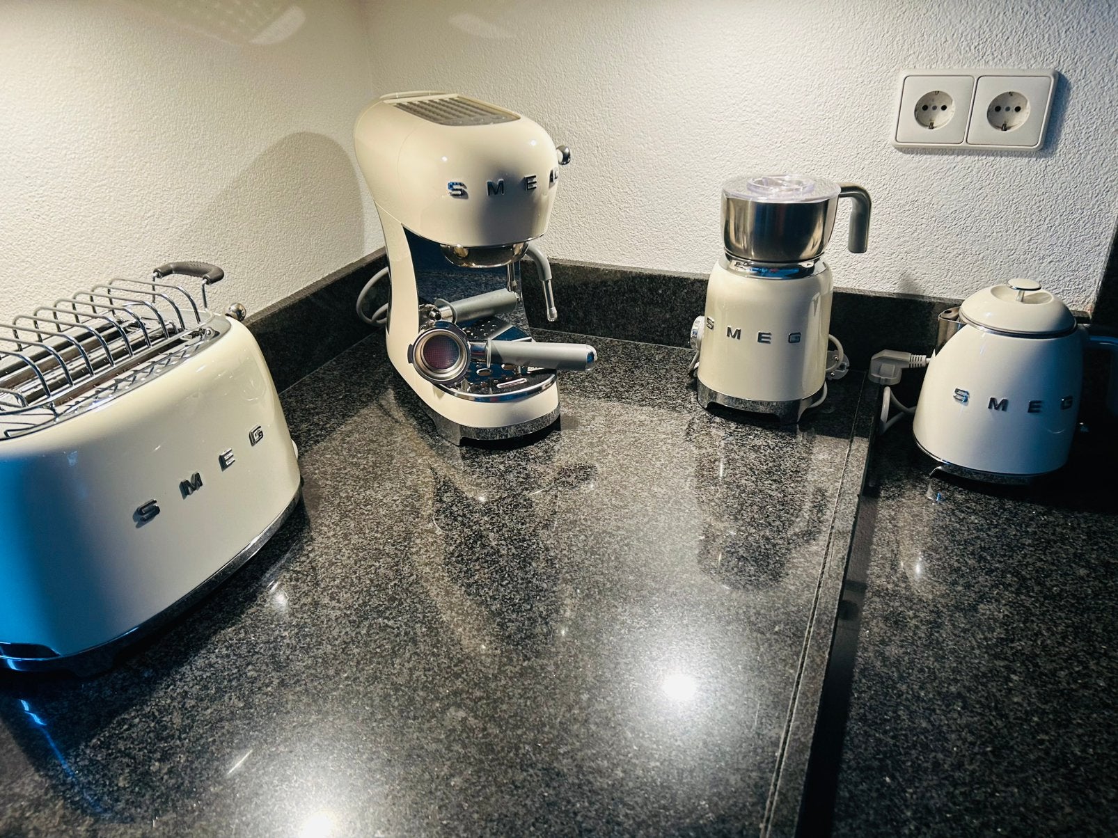 Smeg beige koffieapparaat,melkopschuimer,toaster,waterkoker, Ophalen, Zo goed als nieuw
