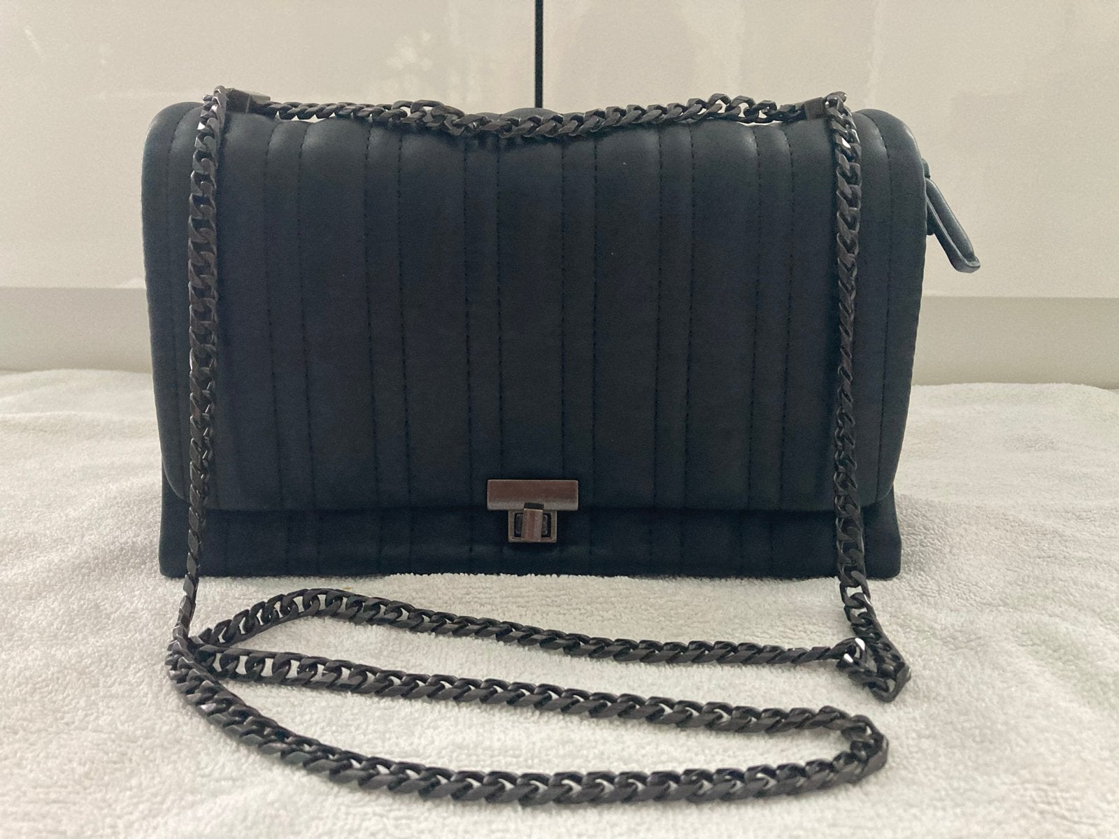 Zwarte Zara schoudertas met ketting, Ophalen of Verzenden, Zo goed als nieuw, Zwart, Schoudertasje