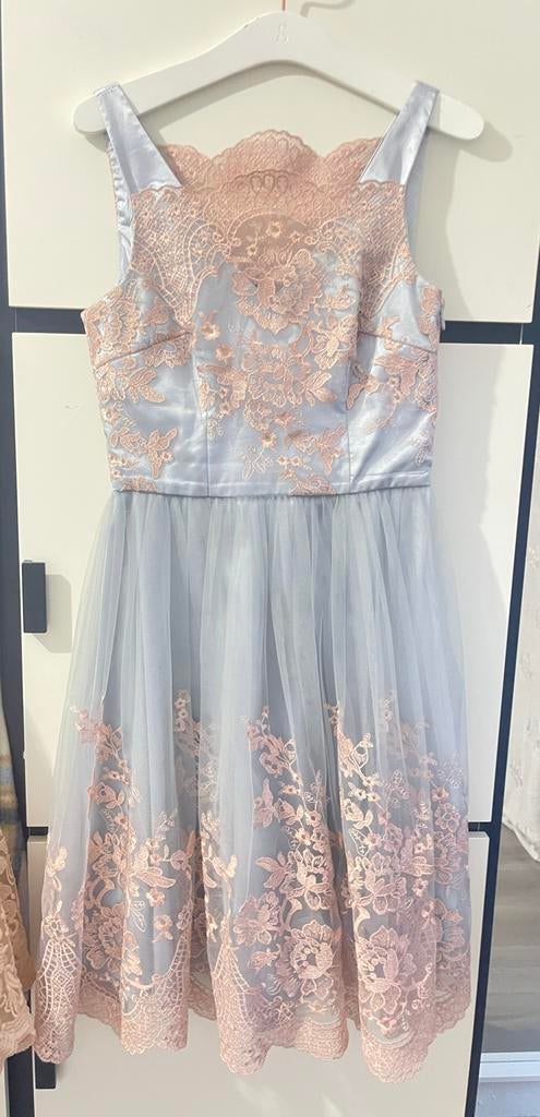 Chi Chi London Jurk - Maat M - Lichtblauw met Roze Kant, Blauw, Zo goed als nieuw, Knielengte, Ophalen
