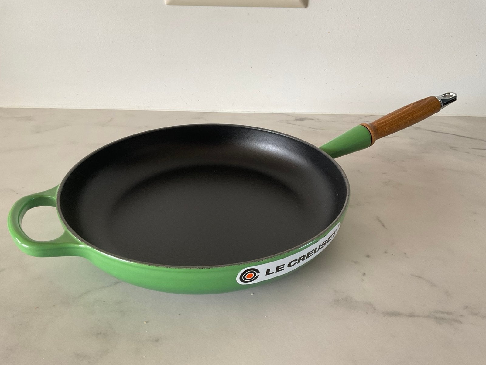 Le Creuset 28 cm koekenpan, bamboo groen, nieuw, Huis en Inrichting, Koekenpan, Gietijzer, Le Creuset, Ophalen of Verzenden