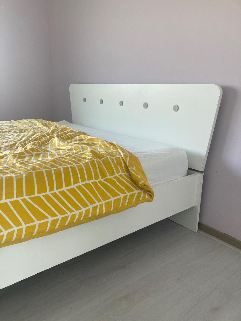 Slaapkamerbed, Huis en Inrichting, Slaapkamer | Bedden, Gebruikt, Twijfelaar, 140 cm, 200 cm, Hout, Wit, Ophalen