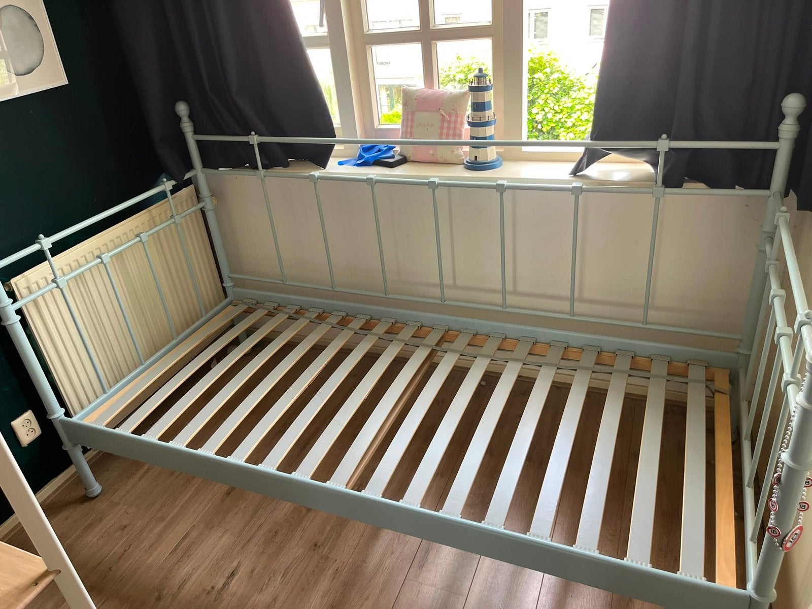 Eenspersoon bed met lichtblauwe spijlen, Ophalen, Gebruikt, 90 cm, Eenpersoons