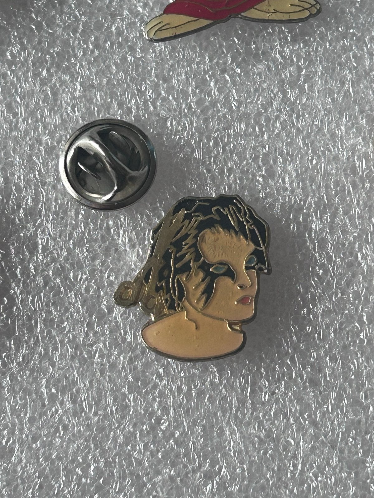 Vintage pin : The Crow - Brandon Lee metal rock, Ophalen of Verzenden, Gebruikt, Overige onderwerpen, Speldje of Pin
