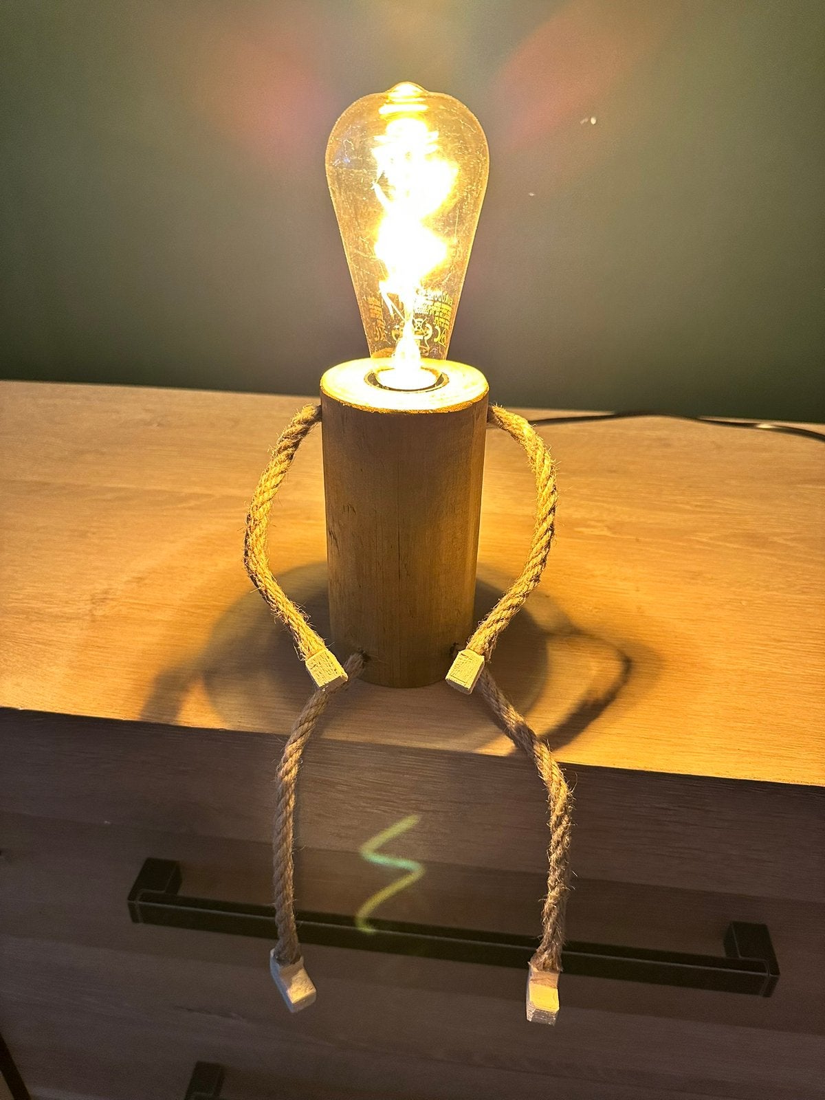Unieke handgemaakte poppetjeslamp – grappig en sfeervol!, Verzenden, Nieuw, E27 (groot), Hout