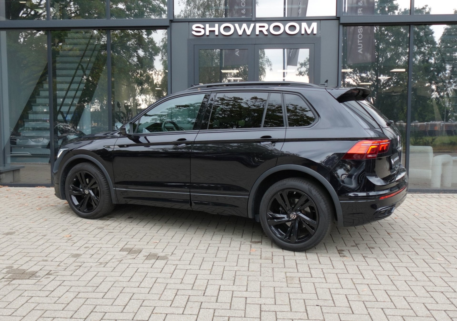 Volkswagen Tiguan 1.5 TSI R-Line PANO KEYLESS 360, Auto's, Volkswagen, Zwart, 4 cilinders, 150 pk, Bedrijf