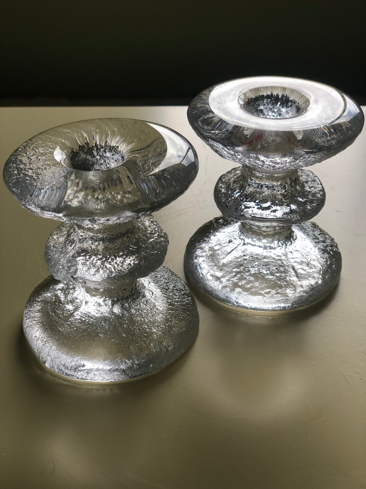 Set van 2 Iittala Festivo Kandelaars (1960’s) gesigneerd, Ophalen of Verzenden, Glas