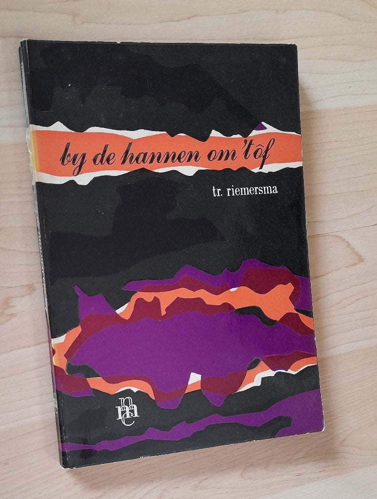 BY DE HANNEN OM 'T OF Tr Riemersma friestalig, Ophalen of Verzenden, Gelezen
