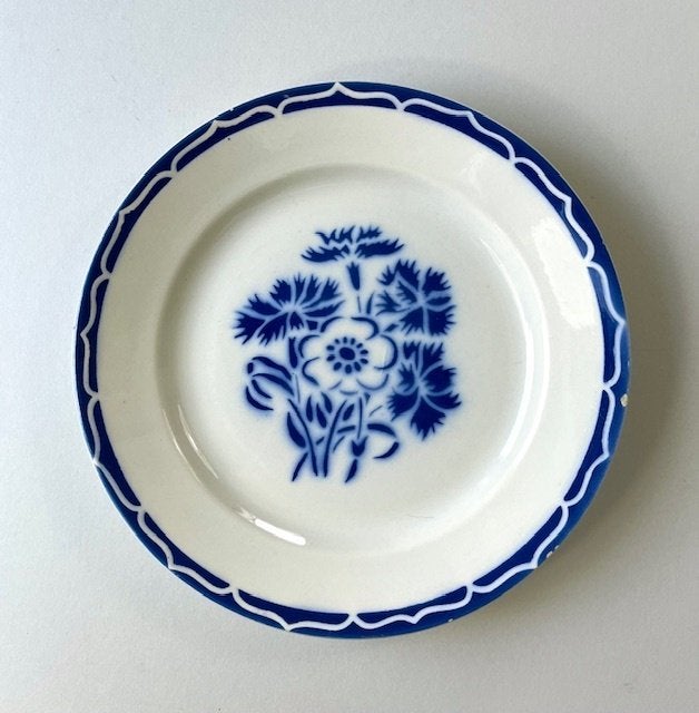 Vintage Frans ontbijtbordje met blauwe rand en bloemen, Ophalen of Verzenden
