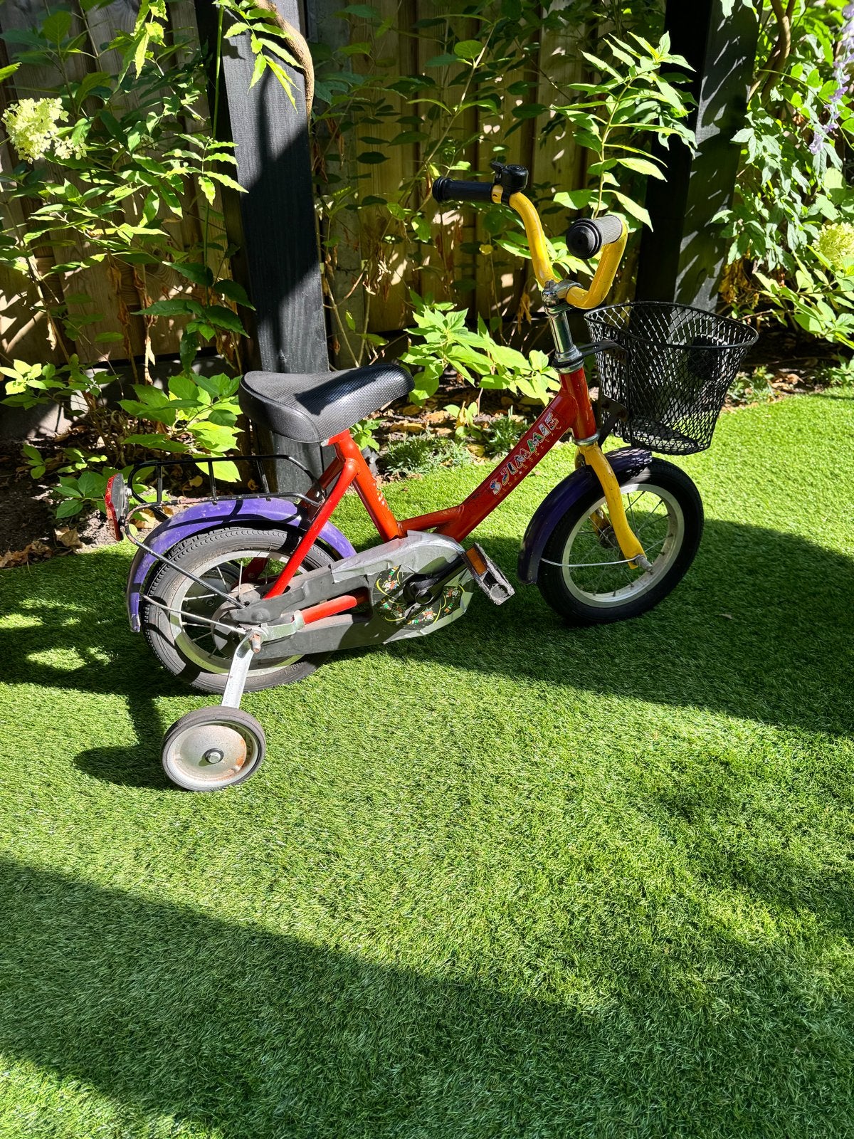 Kinderfiets 12 inch met zijwieltjes en mandje, Ophalen, Terugtraprem, Zijwieltjes, Gebruikt