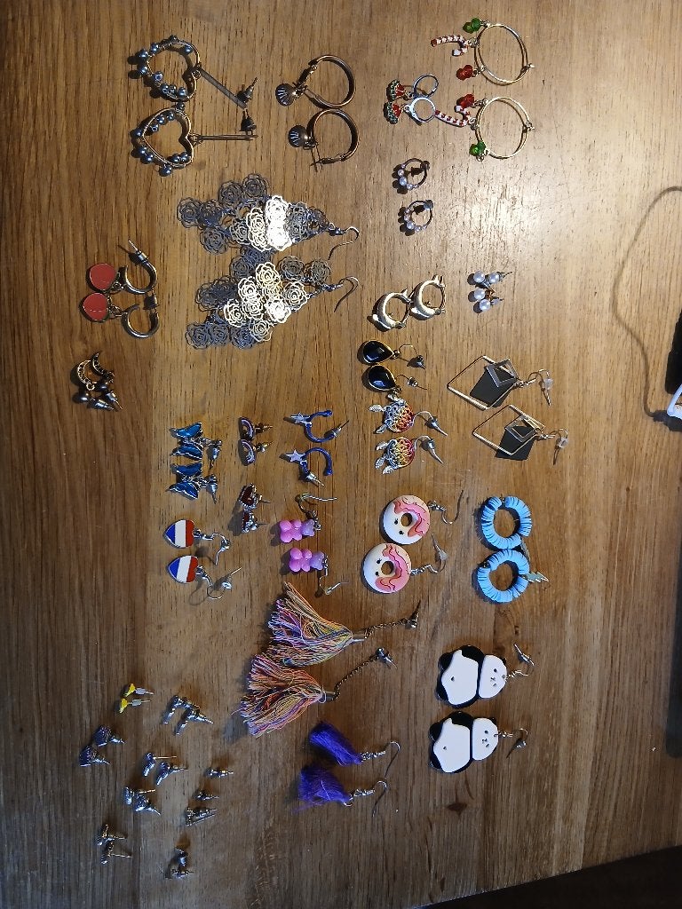 34 paar oorbellen, Ophalen of Verzenden, Gebruikt, Overige kleuren, Overige materialen