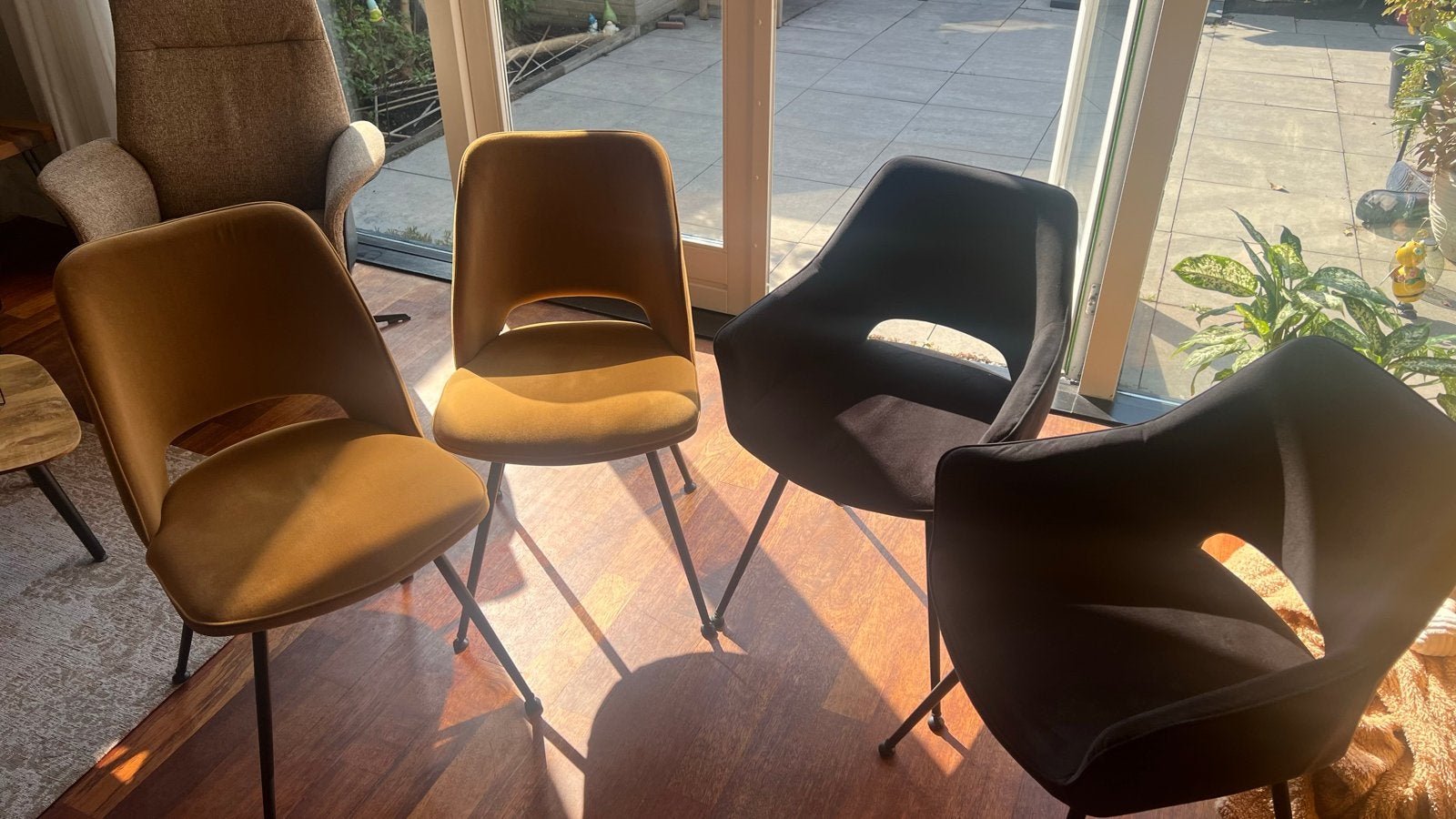 Massief houten tafel (140 cm) met 4 Riverdale stoelen, Ophalen, Gebruikt, 100 tot 150 cm, Rond
