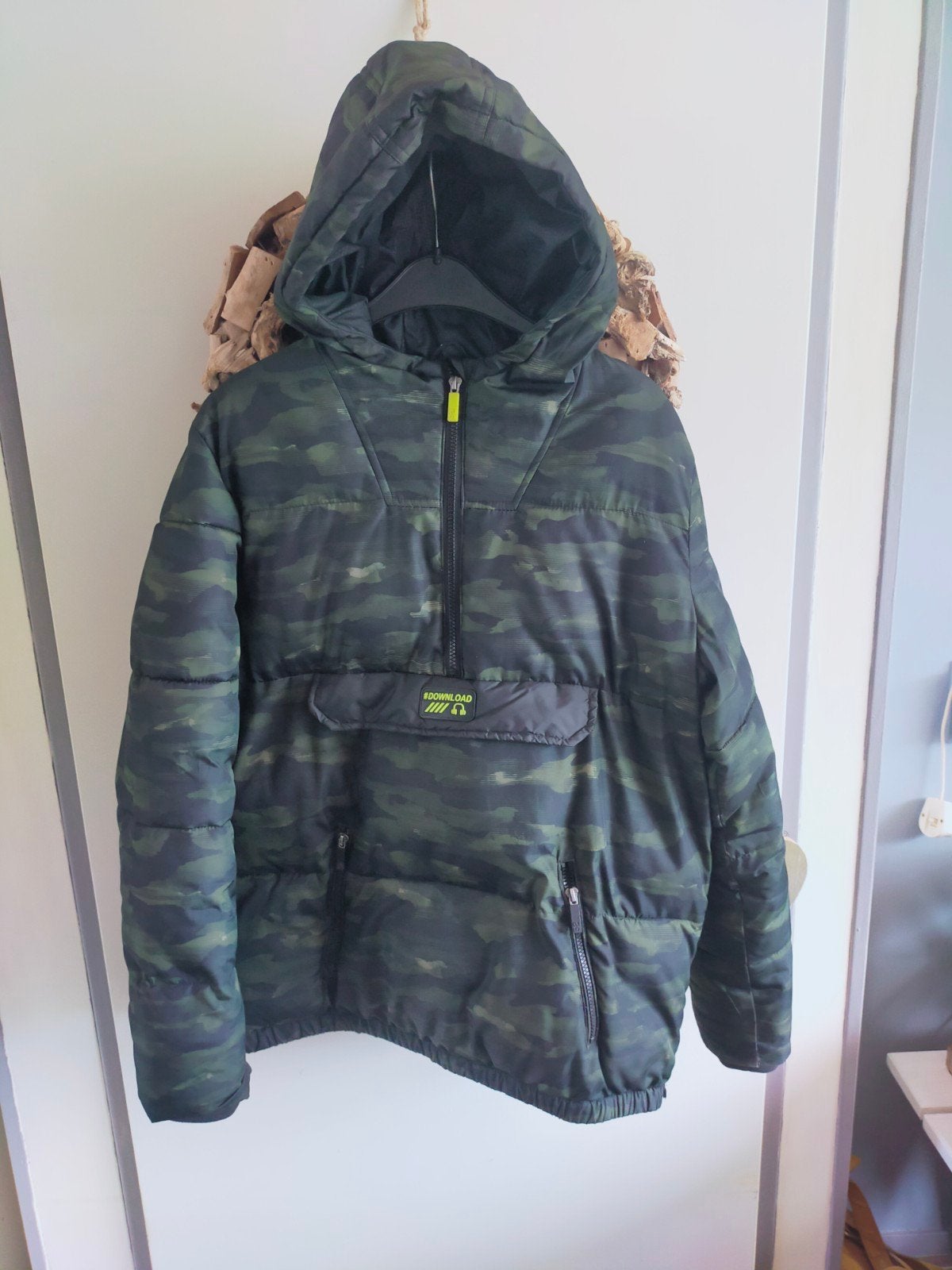 Stoere winterjas legerprint, Kinderen en Baby's, C&A, Ophalen of Verzenden, Zo goed als nieuw, Jongen
