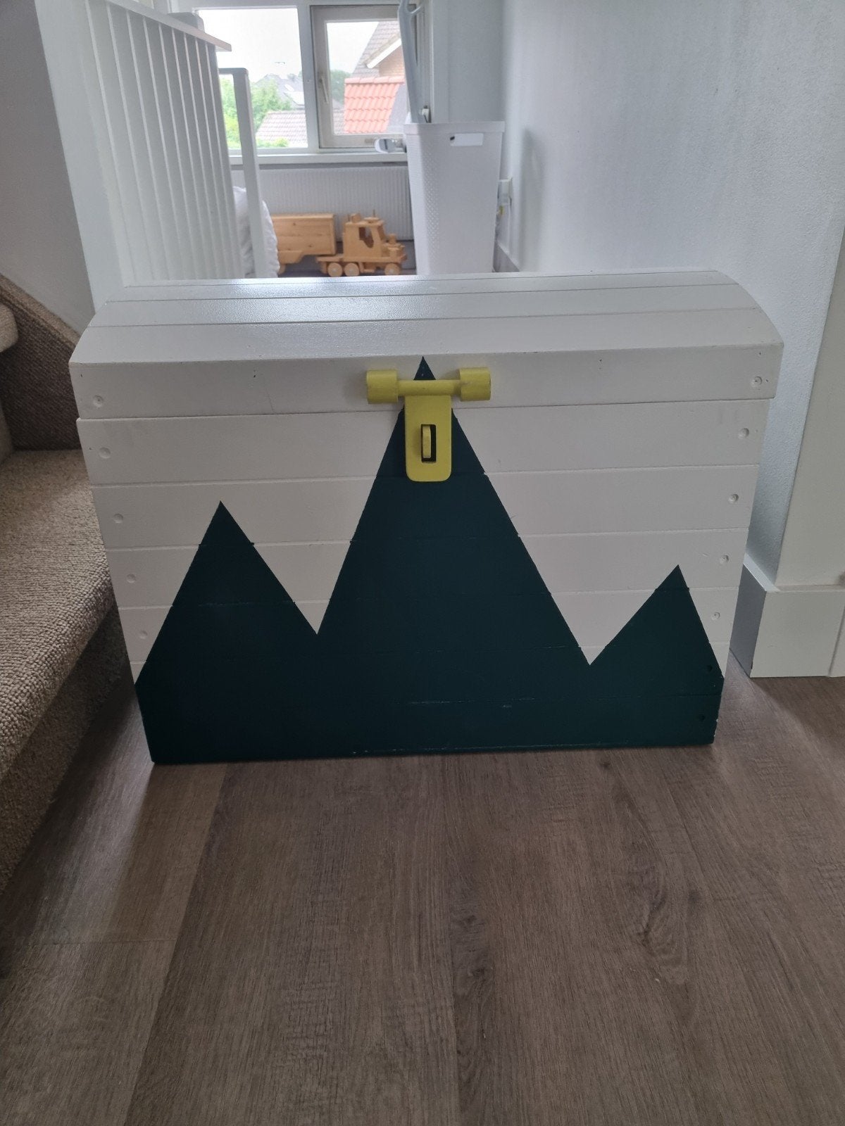 Houten speelgoedkist met bergpatroon, Huis en Inrichting, Woonaccessoires | Kisten, Ophalen, Minder dan 50 cm, Gebruikt, 50 tot 100 cm