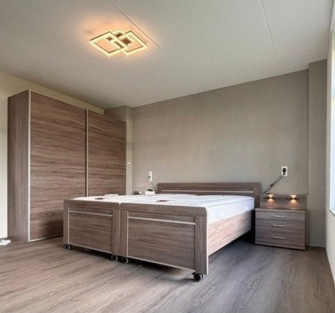 Bern senioren koppelbed - Truffel eiken, Huis en Inrichting, Slaapkamer | Bedden, Niet ingevuld, Niet ingevuld, Niet ingevuld