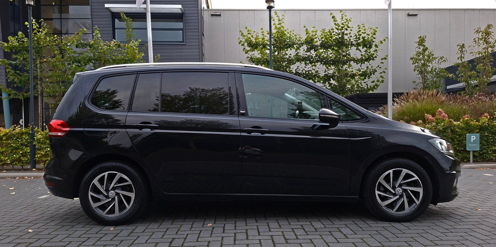 Volkswagen Touran 1.4 TSI 150pk BMT DSG 7pl 2017 Zwart, 4 cilinders, 7 stoelen, Zwart, Particulier