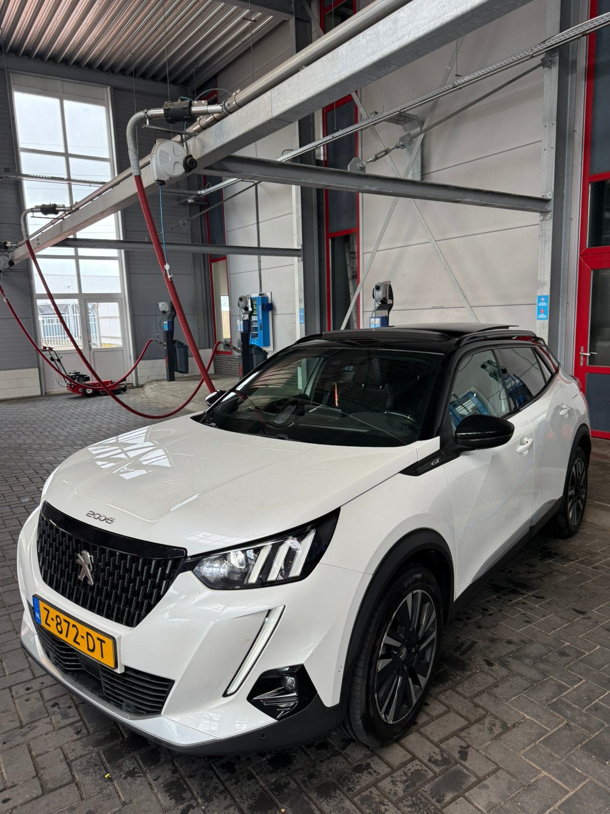 Foto 3 van Peugeot 2008 GT LINE 1.2 156pk Eat8 Pano/3D/Carplay/Keyless