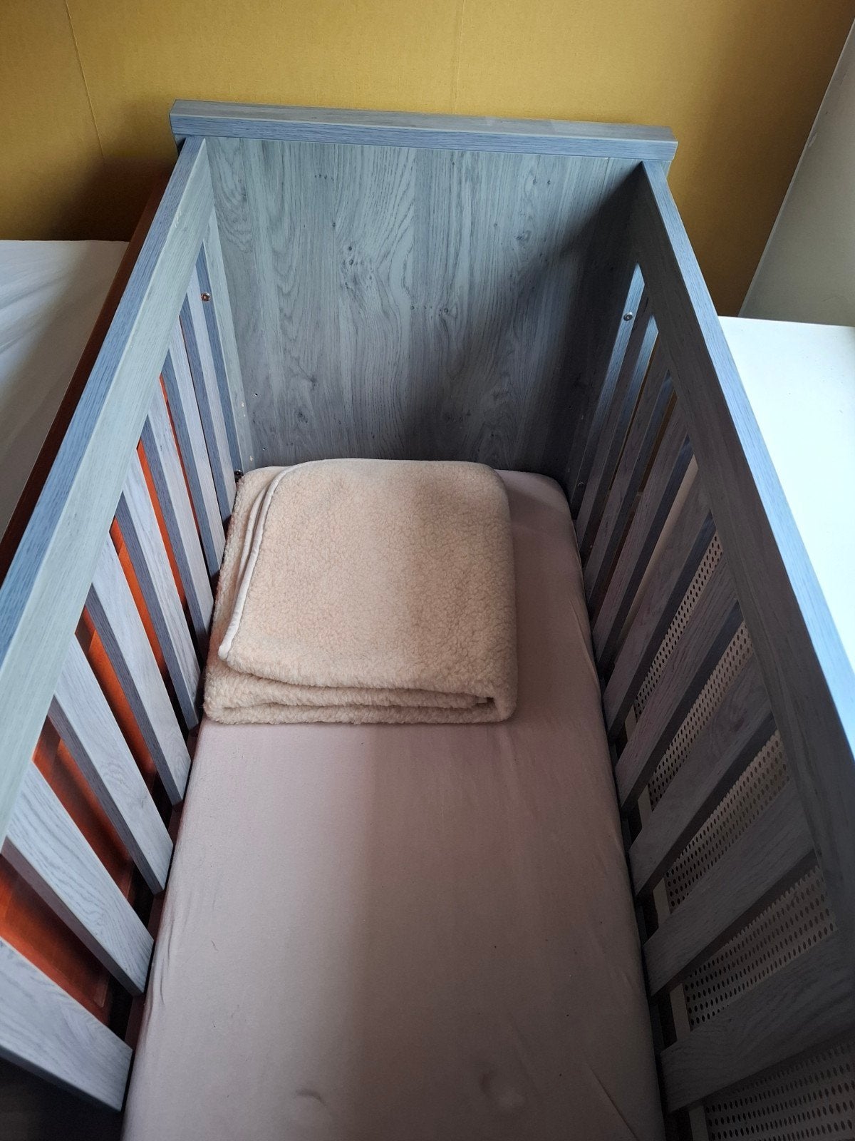 Kinderledikant met verstelbare bodem en diverse babyspullen, Ophalen, Gebruikt, 70 tot 85 cm, Lattenbodem