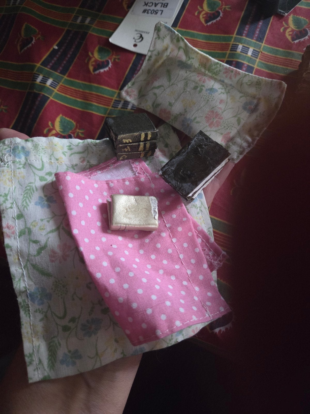Poppenhuis spulletjes: deken, kussen, kleedje en boekjes, Ophalen of Verzenden