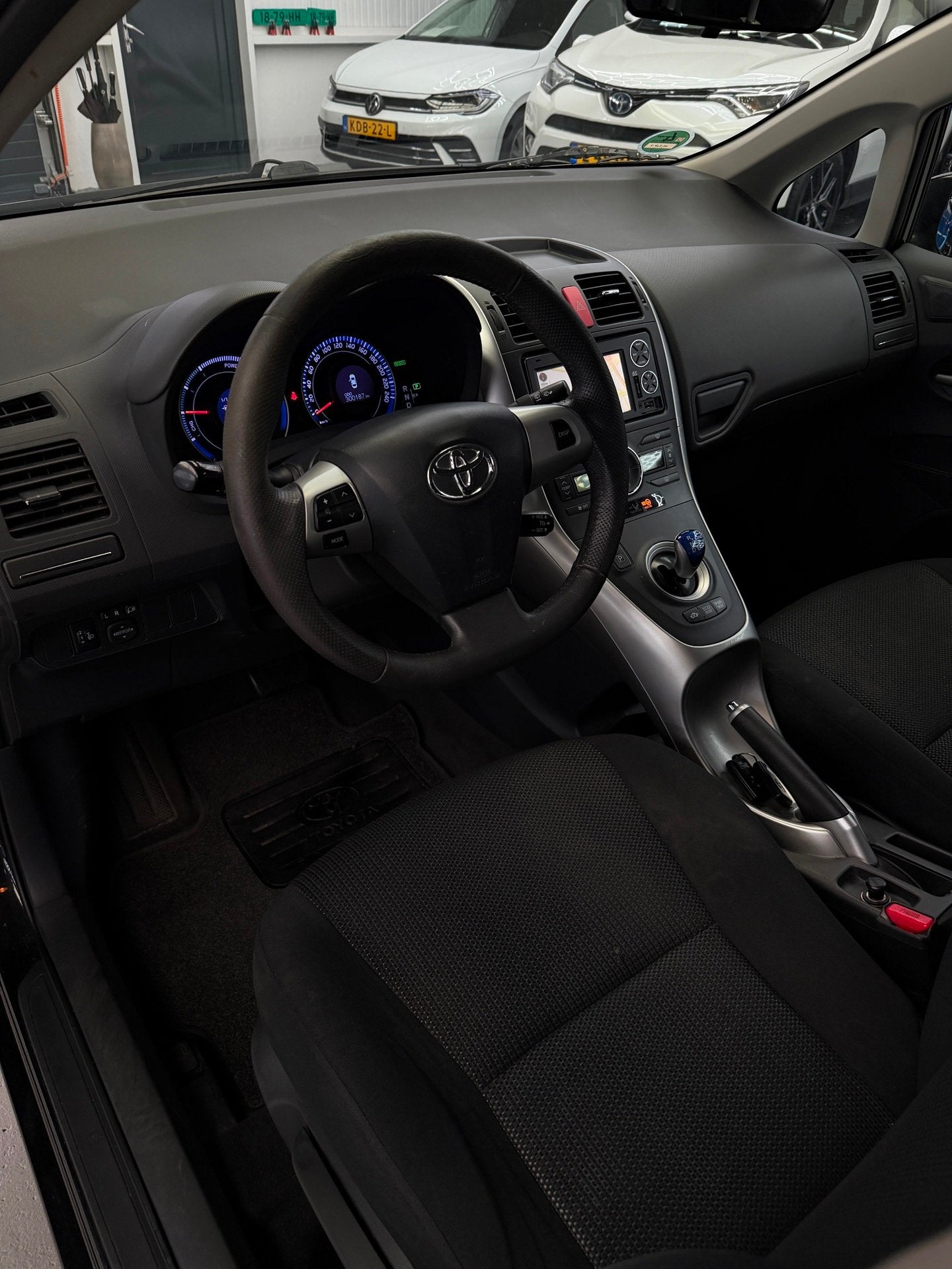 Toyota Auris 1.8 Full Hybrid Aspiration Navigatie, Euro 5, Stof, Gebruikt, Zwart