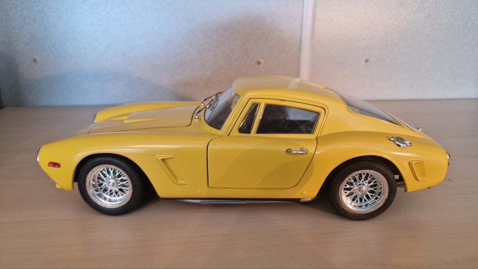 Ferrari 250 GTO modelauto geel - Schaalmodel, Hobby en Vrije tijd, Modelauto's | 1:18, Ophalen of Verzenden