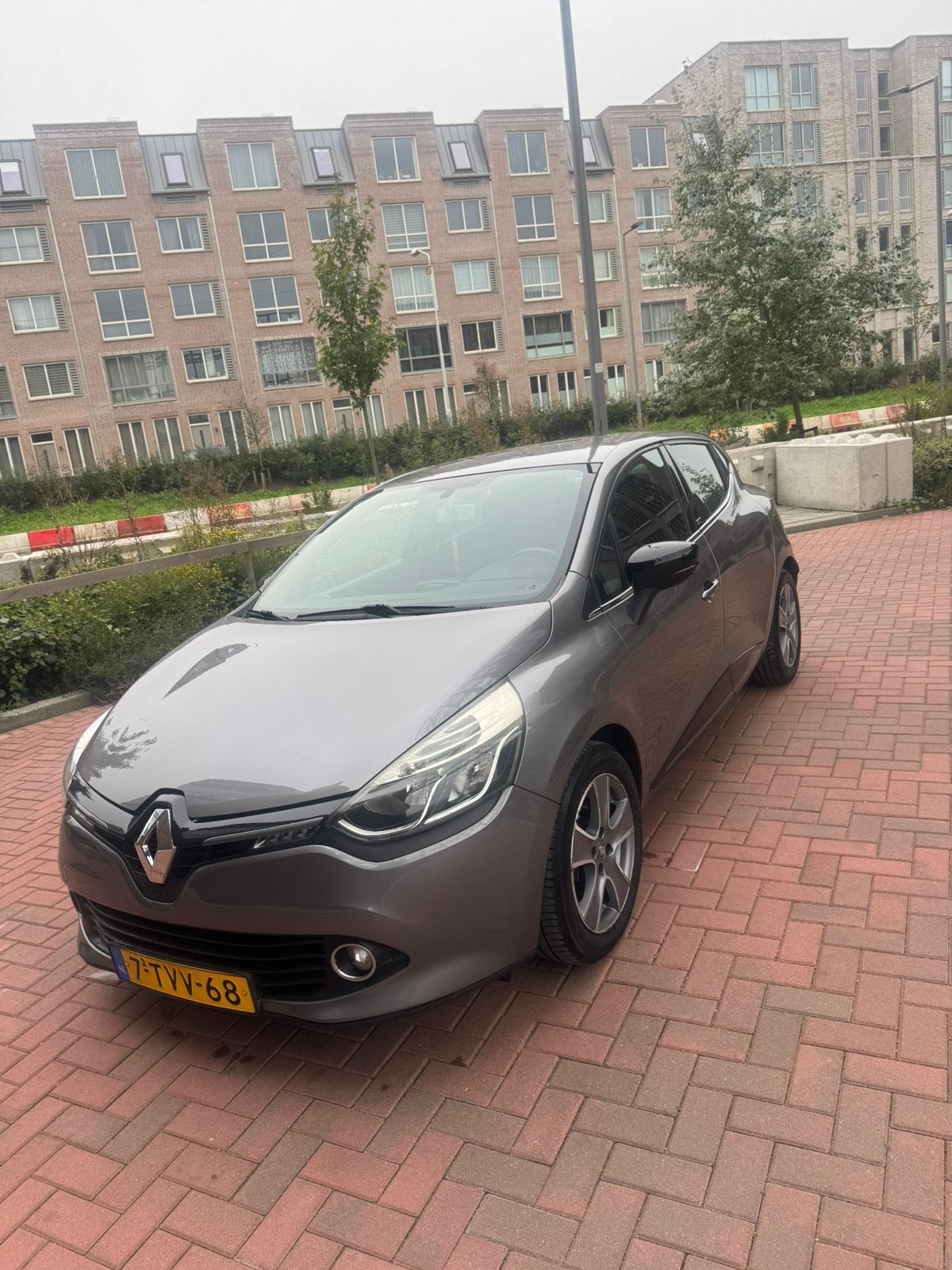 Renault Clio 0.9 TCE 66KW 5-DRS 2014 Grijs R-Link, Voorwielaandrijving, 898 cc, 40 €/maand, Origineel Nederlands