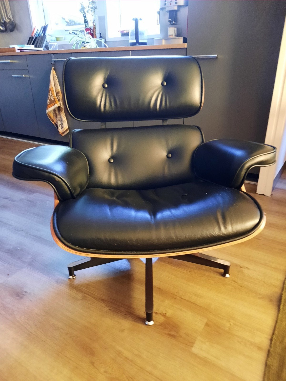Zwart leren  design fauteuil met houten schaal op draaipoot, Huis en Inrichting, Fauteuils, Ophalen of Verzenden, Zo goed als nieuw