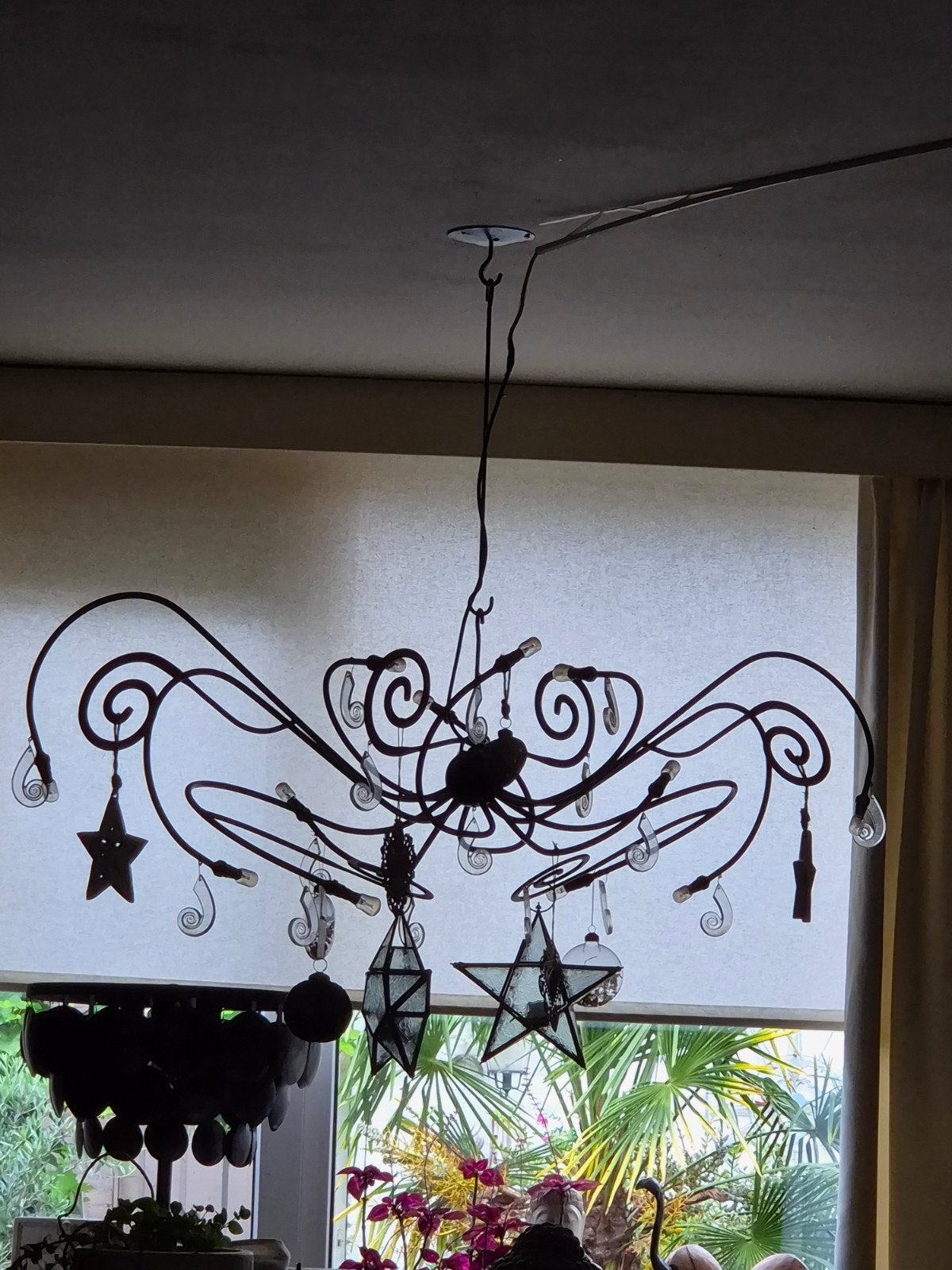 Unieke smeedijzeren kroonluchter met decoratieve hangers, Ophalen, E14 (klein), Zo goed als nieuw, Glas