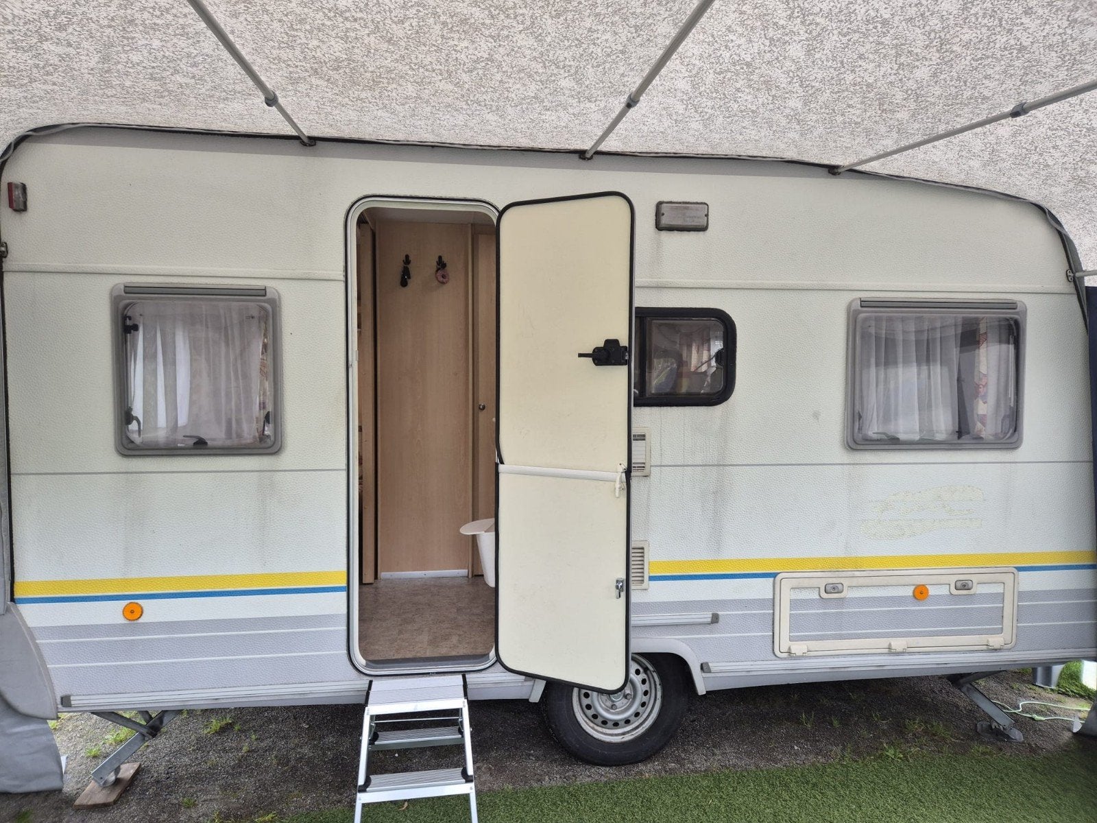 Burstner 390TN Caravan - Compact en Compleet, Caravans en Kamperen, Koelkast, Treinzit, 750 - 1000 kg, Particulier