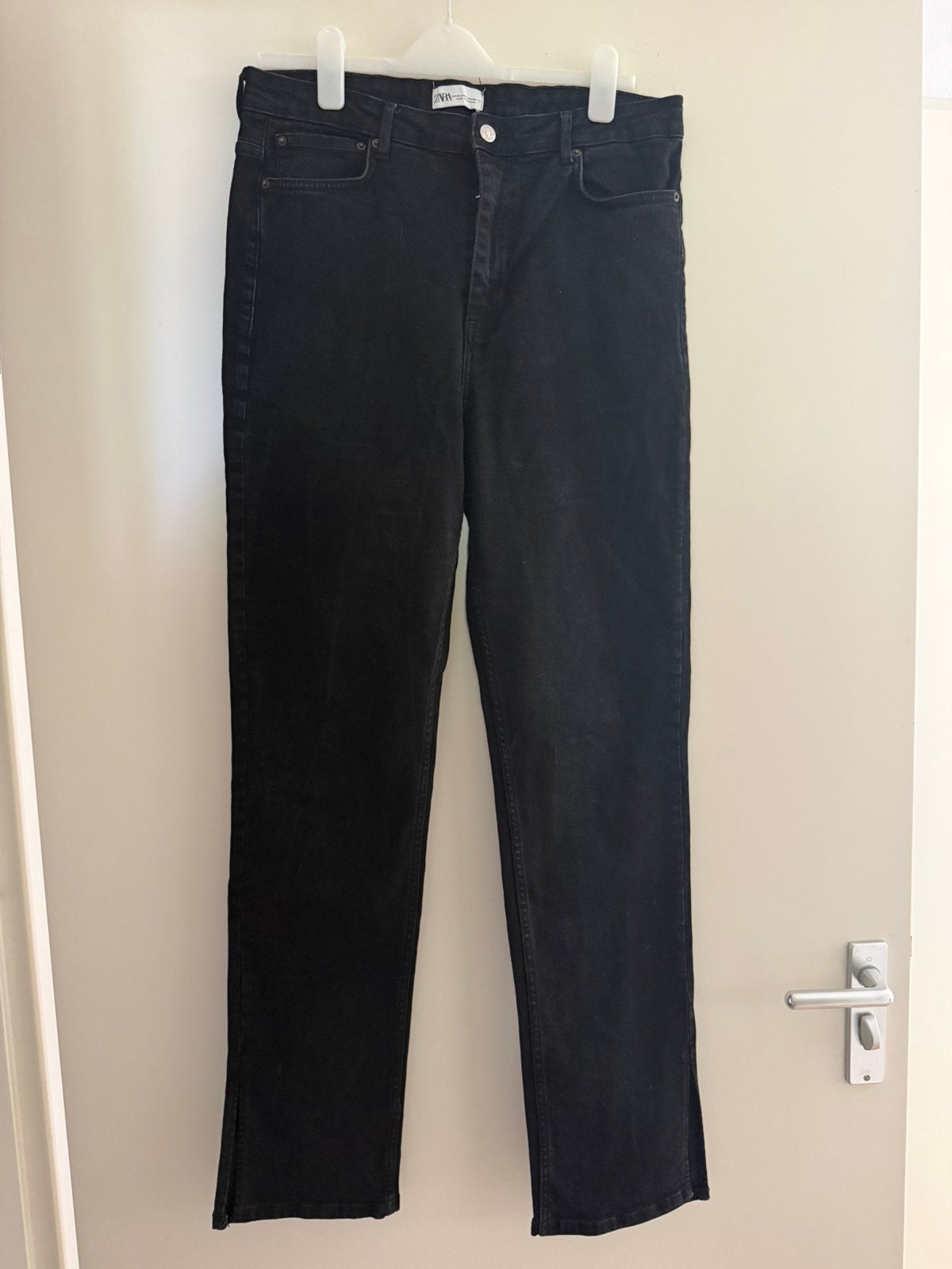 Zwarte Zara jeans (dames) maat 46 met split, Kleding | Dames, Ophalen of Verzenden, Zo goed als nieuw, Zwart, Overige jeansmaten
