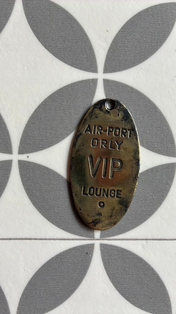 Air port vip messing plaatje, Ophalen of Verzenden, Gebruikt, Patch, Badge of Embleem