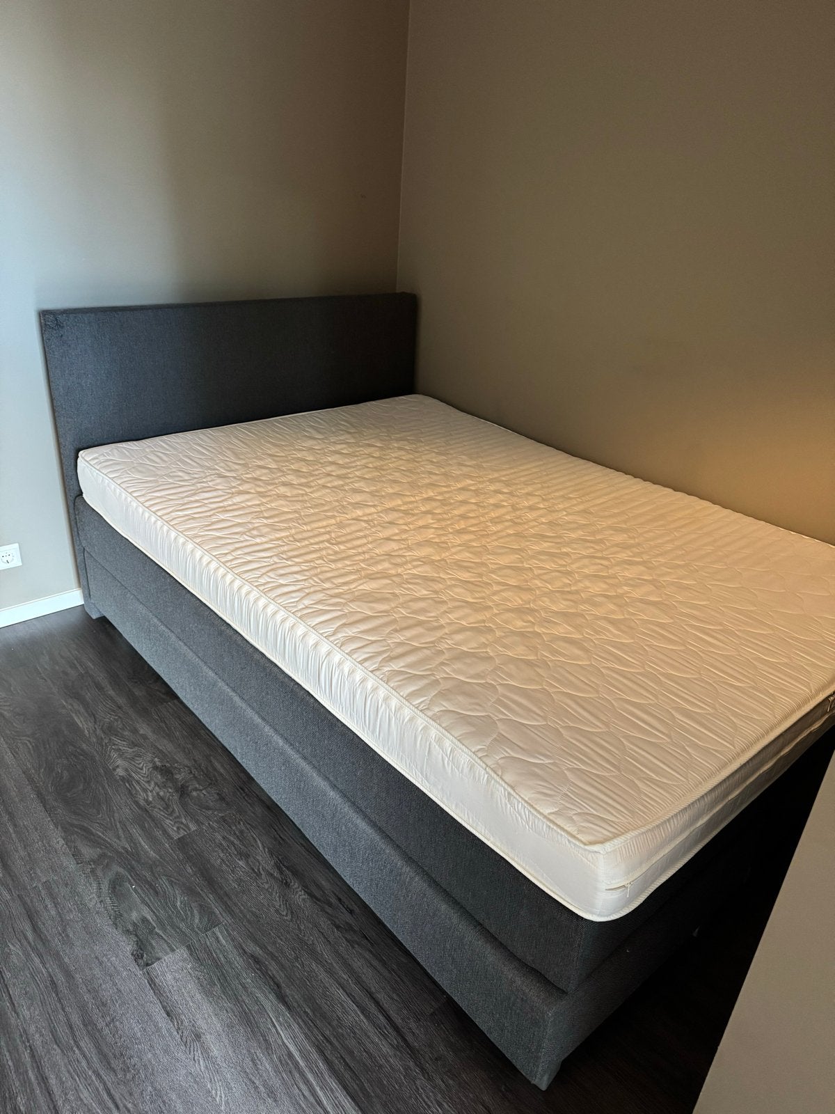 Comfortabel tweepersoonsbed met matras - 140x210 cm, Ophalen, Gebruikt, 210 cm, Tweepersoons