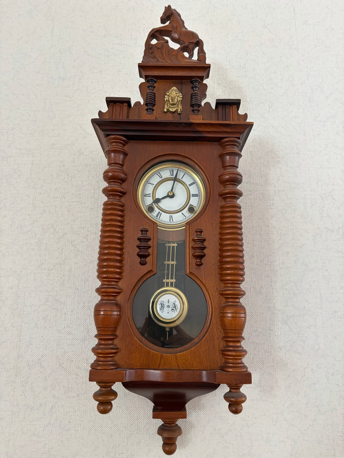 Antieke houten wandklok met paarddecoratie, Ophalen