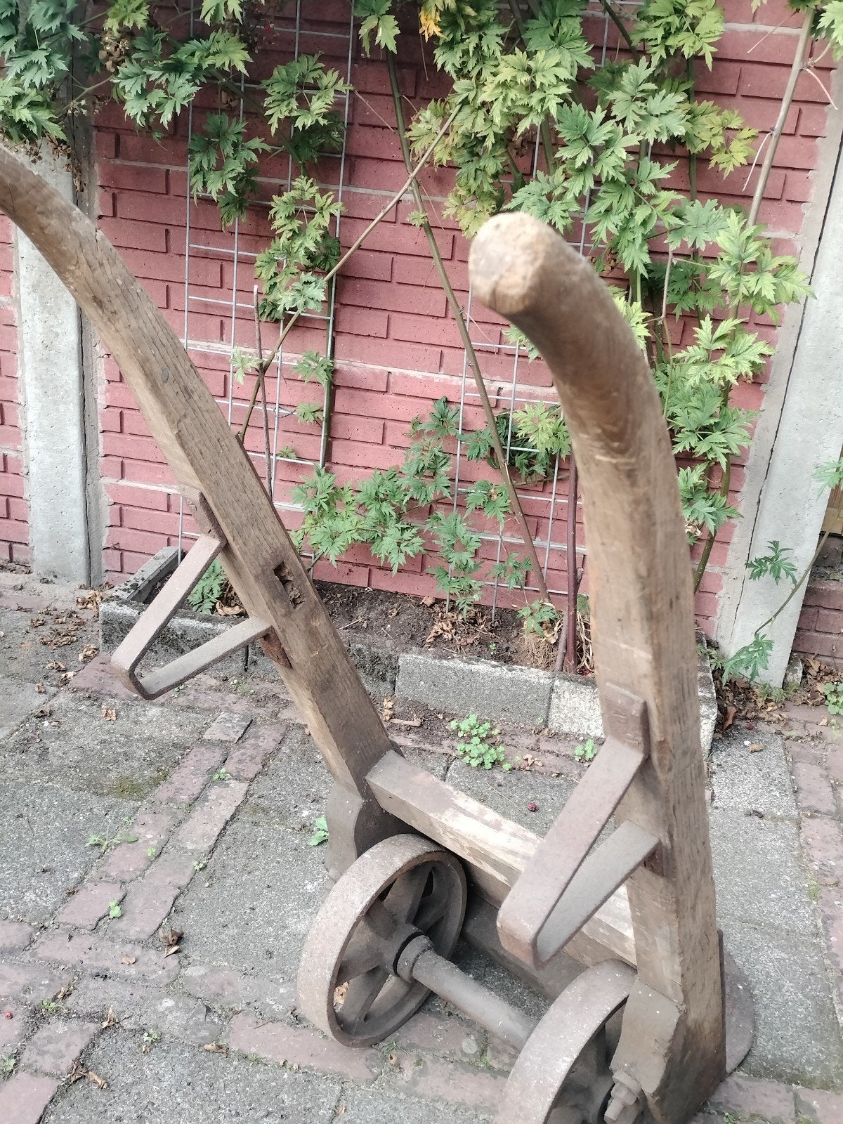 Antieke houten steekwagen met ijzeren wielen, Ophalen