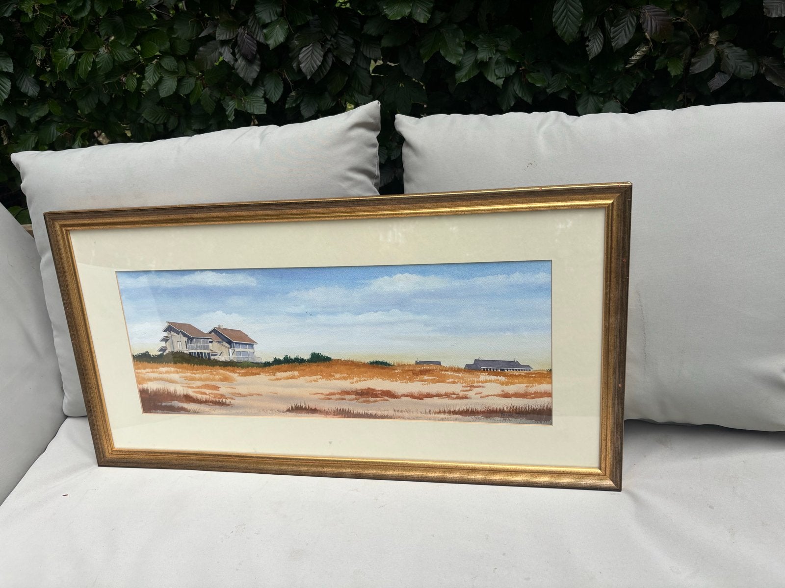 Acquarel van Barnie Slice: Duinlandschap met huizen, Antiek en Kunst, Ophalen of Verzenden, Achter glas, Aquarel, Landschap