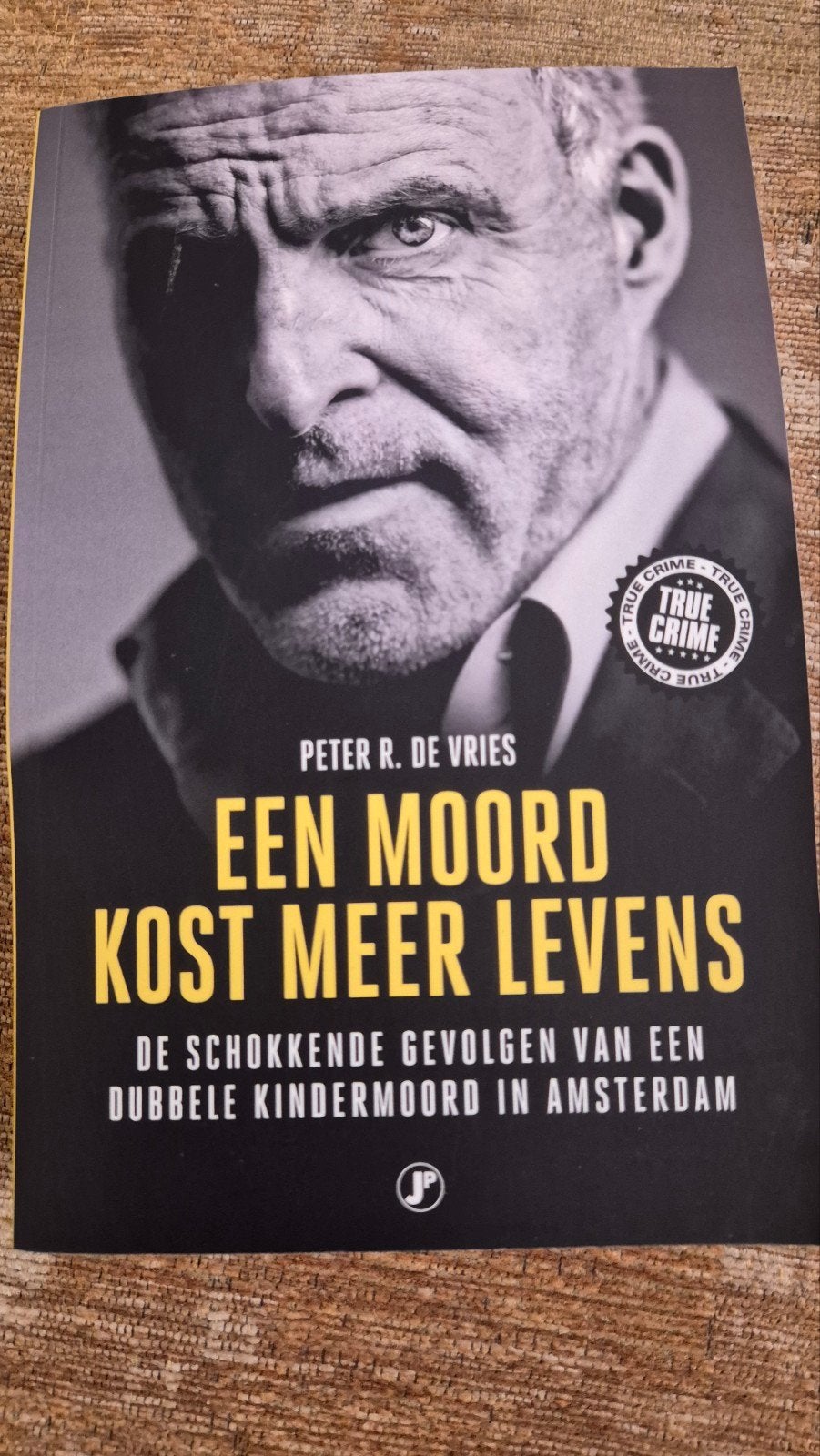 Peter R. De Vries - Een moord kost meer levens, Ophalen of Verzenden, Zo goed als nieuw, Peter R. De Vries