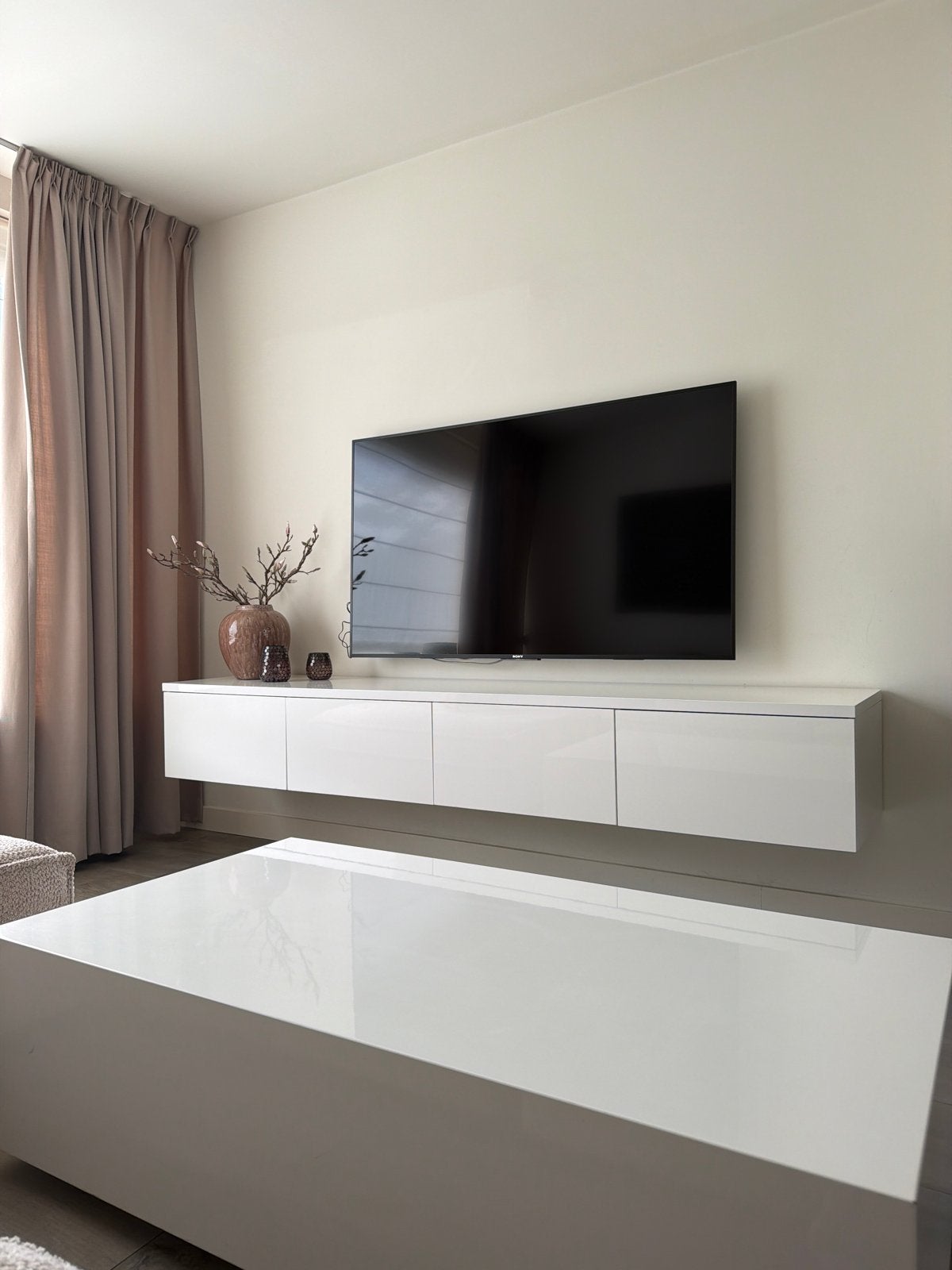 Moderne zwevende tv-meubel wit hoogglans, Huis en Inrichting, Kasten | Televisiemeubels, Ophalen, Overige materialen, Zo goed als nieuw