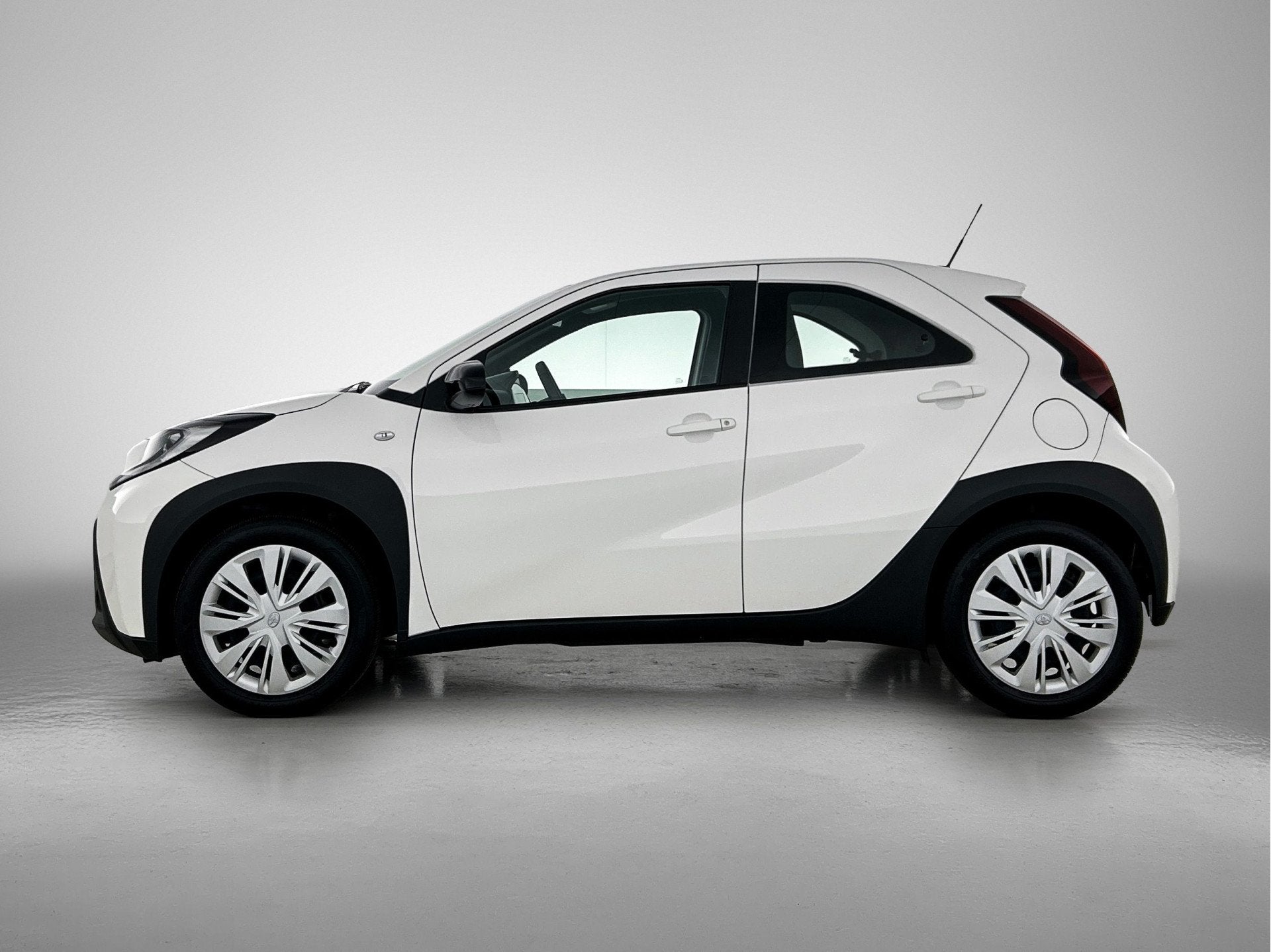 Toyota Aygo X 1.0 VVT-i S-CVT Play | BTW Voertuig | Apple Ca, Auto's, Toyota, Stof, Gebruikt, 4 stoelen, Wit