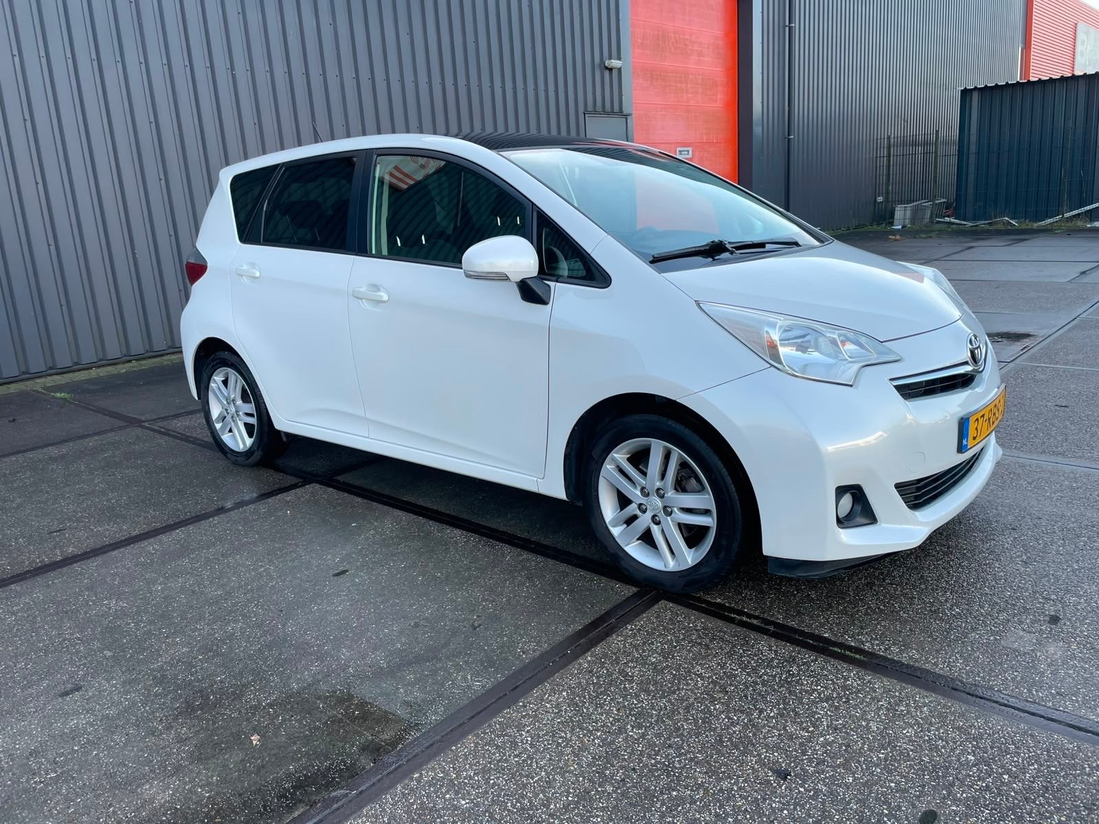 Toyota Verso-S 1.3 Vvt-i Multidrive CVT 2011 Wit, 4 cilinders, 550 kg, 1060 kg, 800 kg