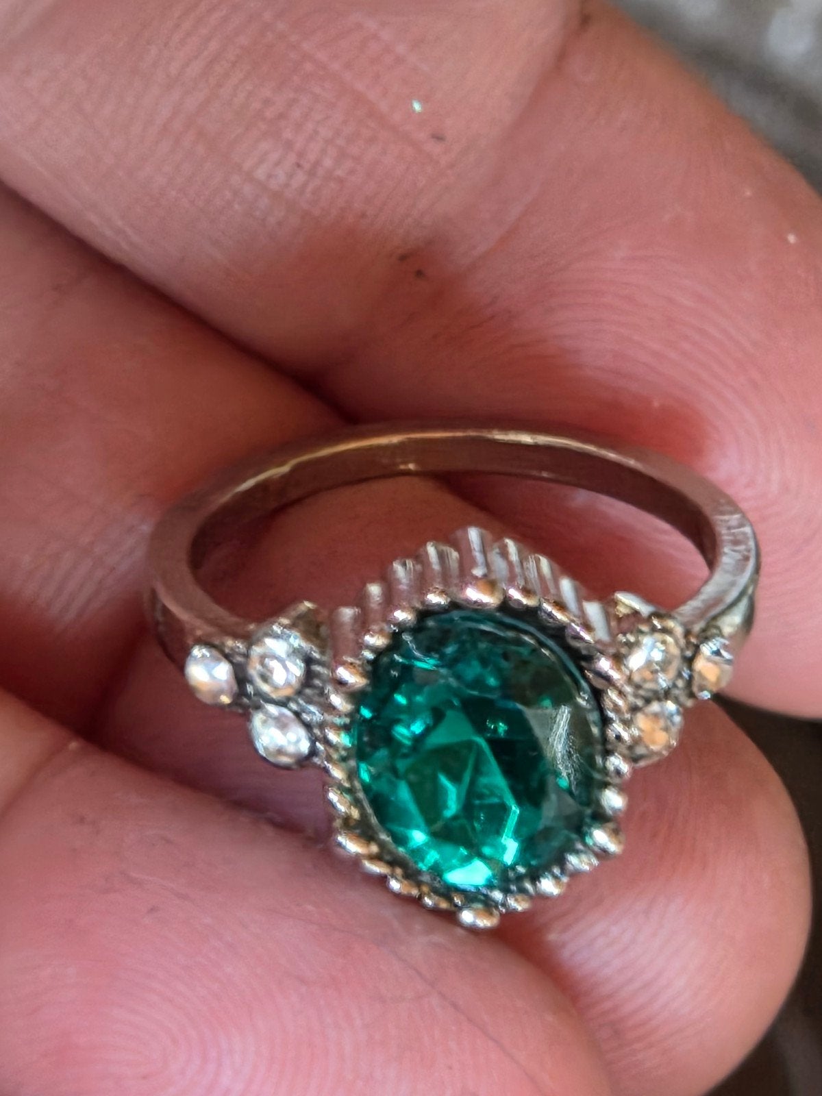 Zilverkleurige ring met groene steen, maat 17, nieuw, Sieraden, Tassen en Uiterlijk, Ringen, Overige materialen, Met edelsteen