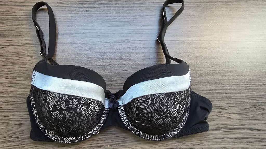 Nieuw zwart/zilver setje van Hunkemöller maat 70b, Kleding | Dames, Hunkemöller, Ophalen of Verzenden, Zwart, Setje