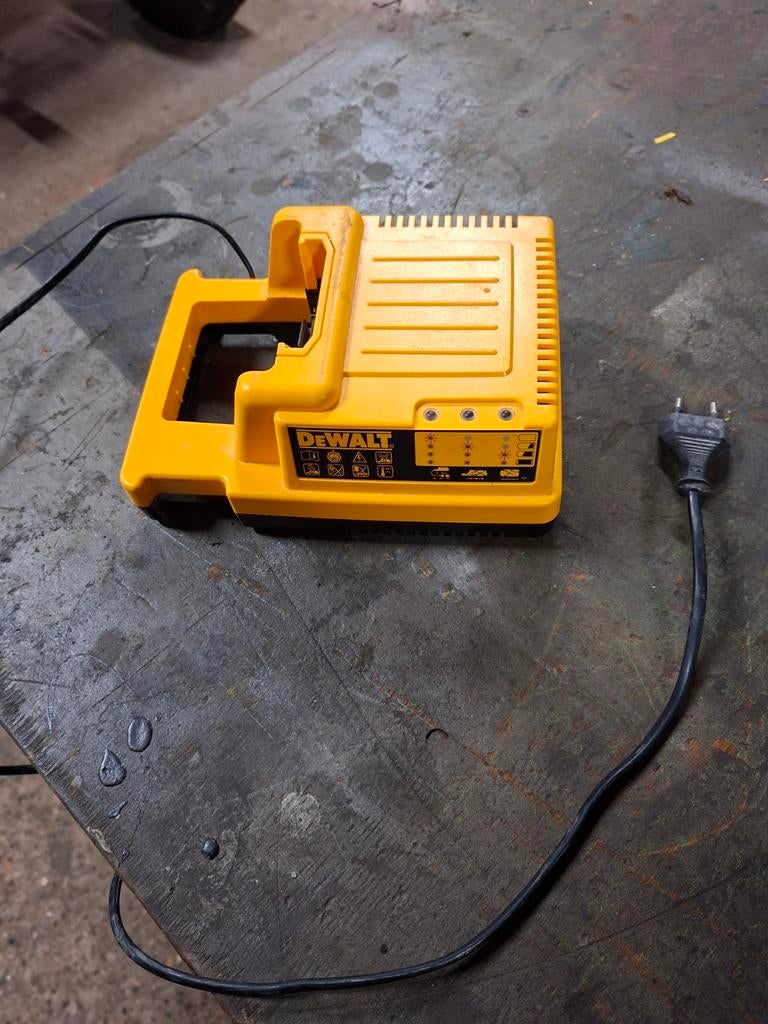 Dewalt DE9000 Acculader - Gebruikt maar perfect werkend, Ophalen of Verzenden