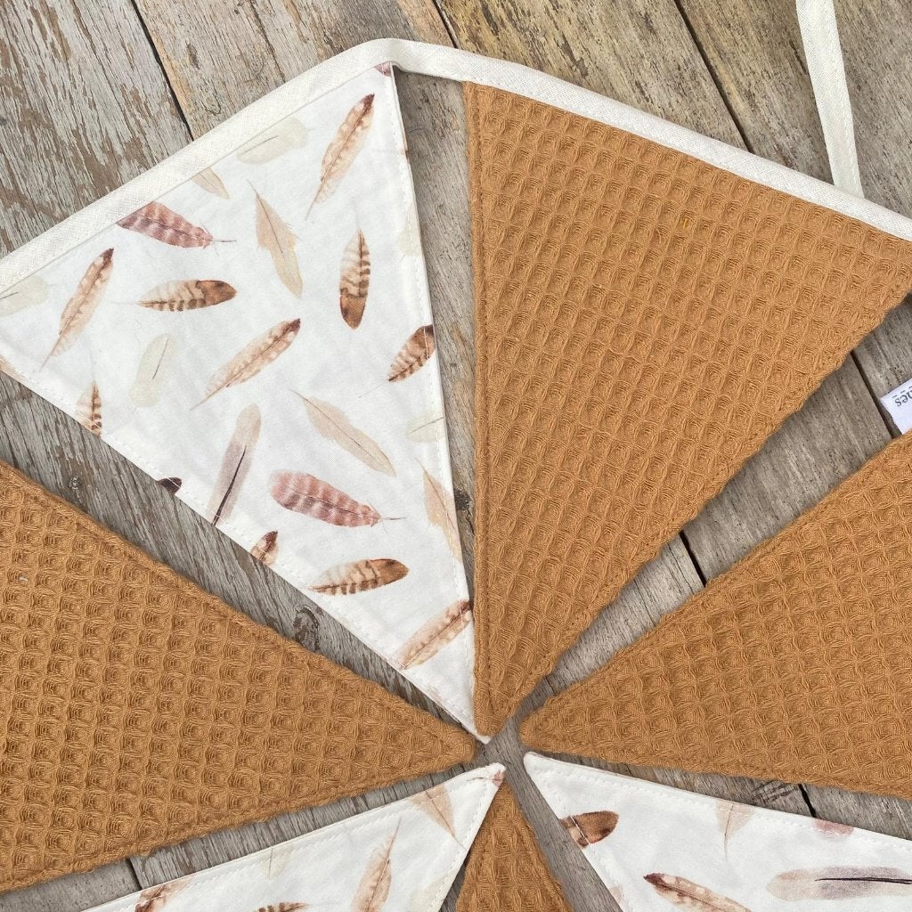 Vlaggenlijn Bruine Veren met Camelkleurige Wafelstof, Info@lovelystitches.nl, Dubelspul 4, Surhuisterveen, Bruin, Ophalen of Verzenden
