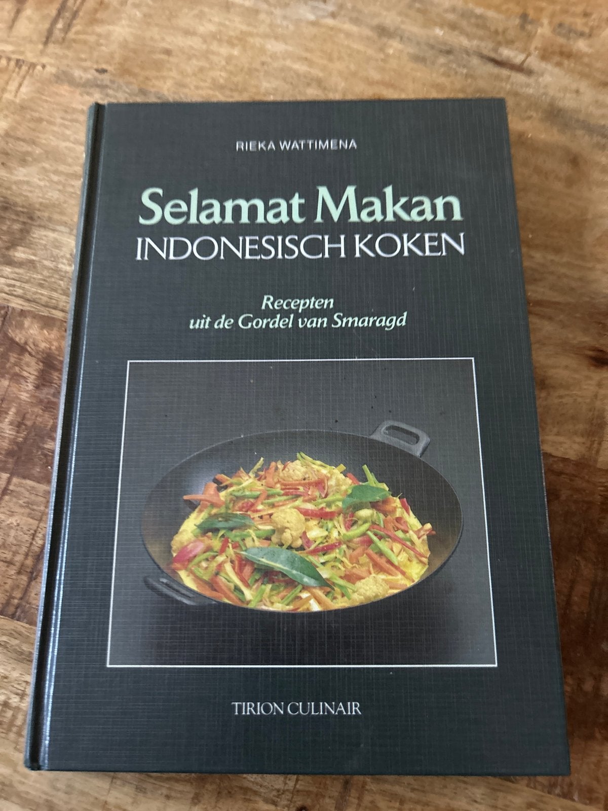 Selamat Makan Indonesisch Koken - RIEKA WATTIMENA, Boeken, Kookboeken, Ophalen of Verzenden, Gelezen, Azië en Oosters, Hoofdgerechten