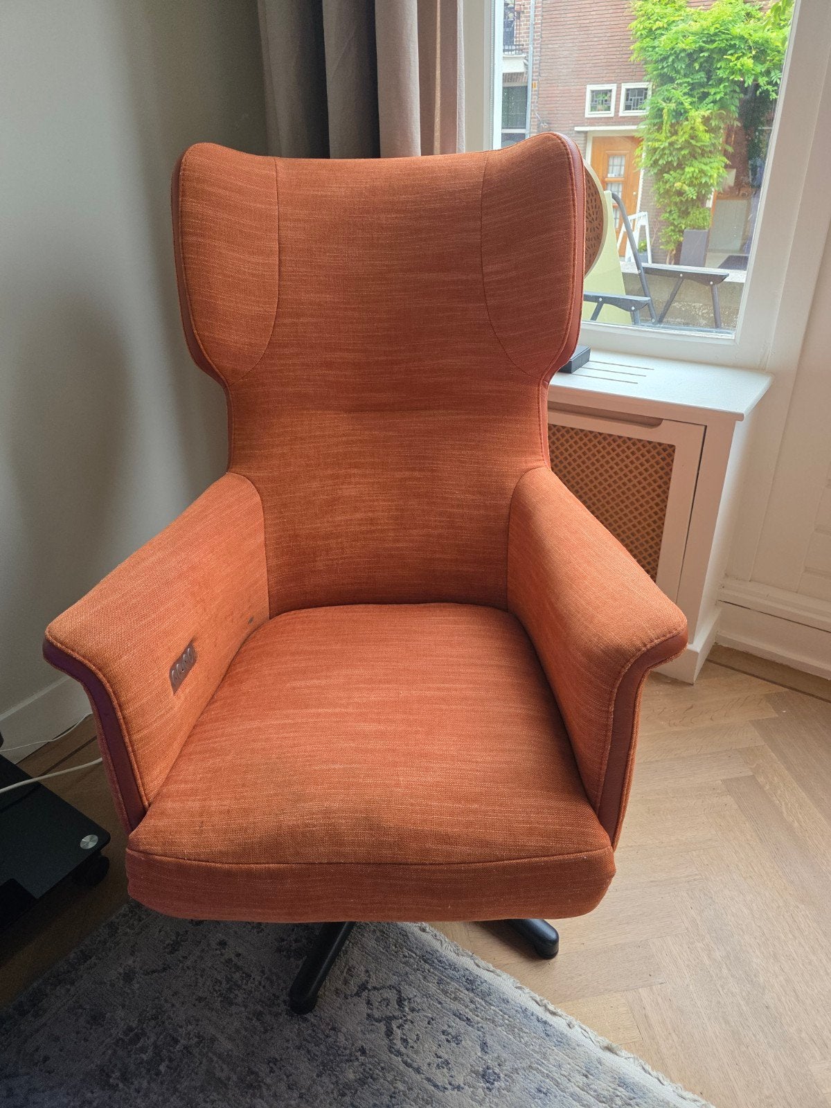 Comfortabele oranje relaxfauteuil met draaivoet, Ophalen, Modern, Comfortabel, 75 tot 100 cm, Zo goed als nieuw