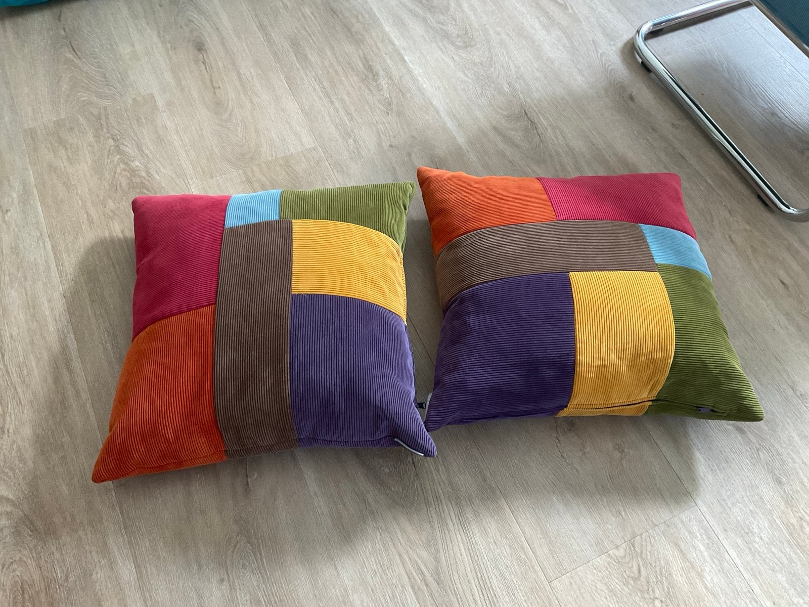 Set van 2 kleurrijke ribfluwelen sierkussens / ZUIVER, Overige merken, Gebruikt, Meerkleurig, Inclusief binnenkussen