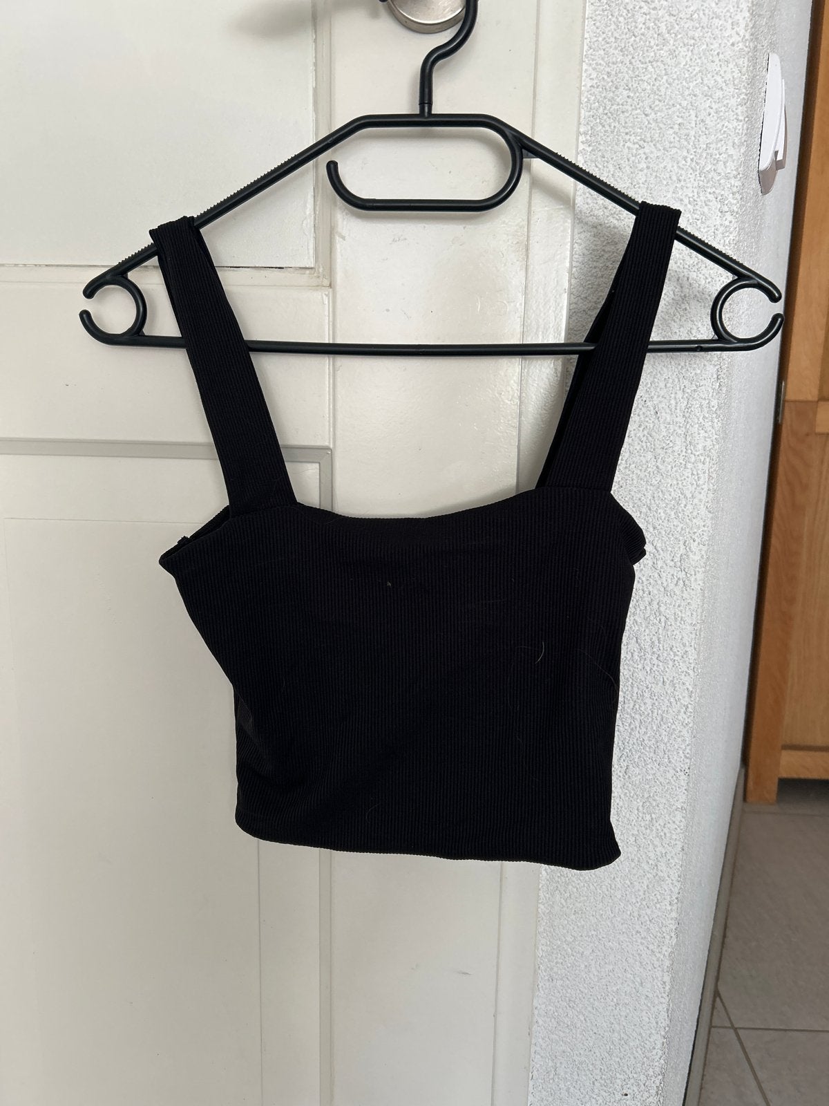 Zwarte geribbelde crop top van Amisu, maat M, Zwart, Zo goed als nieuw, Zonder mouw, Ophalen