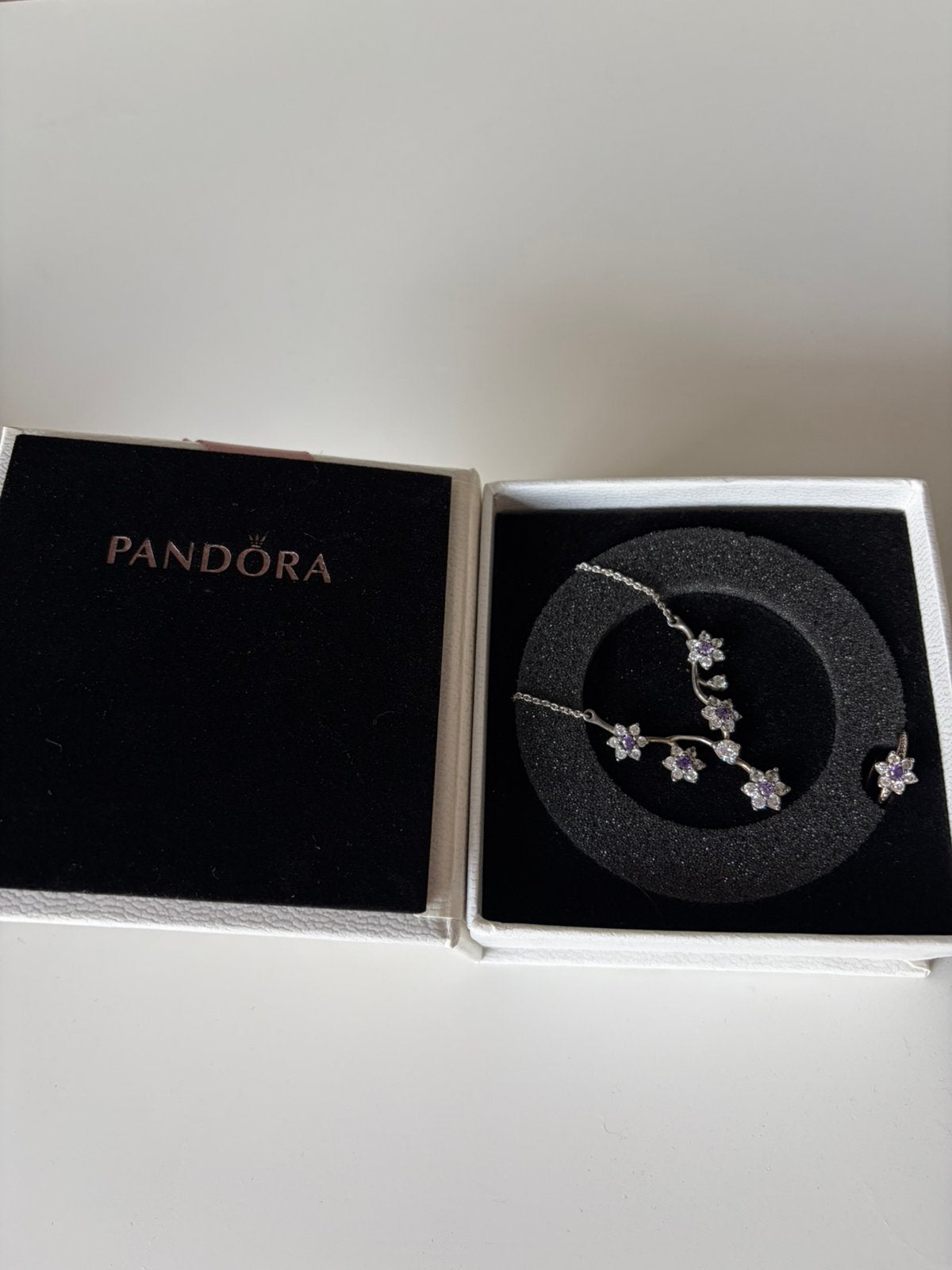 Pandora-set kristallen paarse bloemenring (50mm) +  ketting, Ophalen of Verzenden, Zo goed als nieuw, Overige kleuren